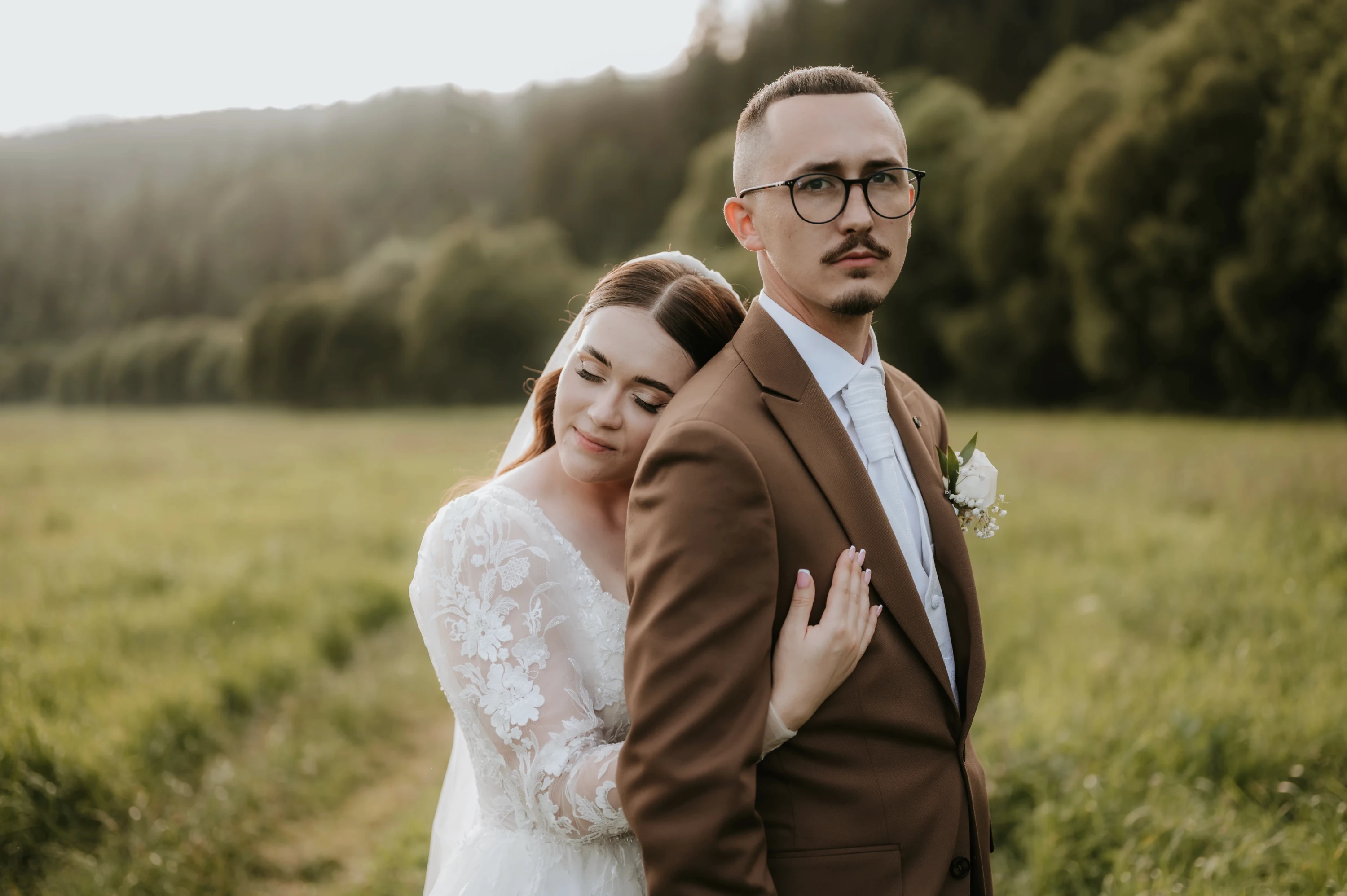 Portrét nevesty a ženícha v prírode, zachytený pri svadobnej fotografii na Orave. Svadobná fotografka Eva Paldiová.