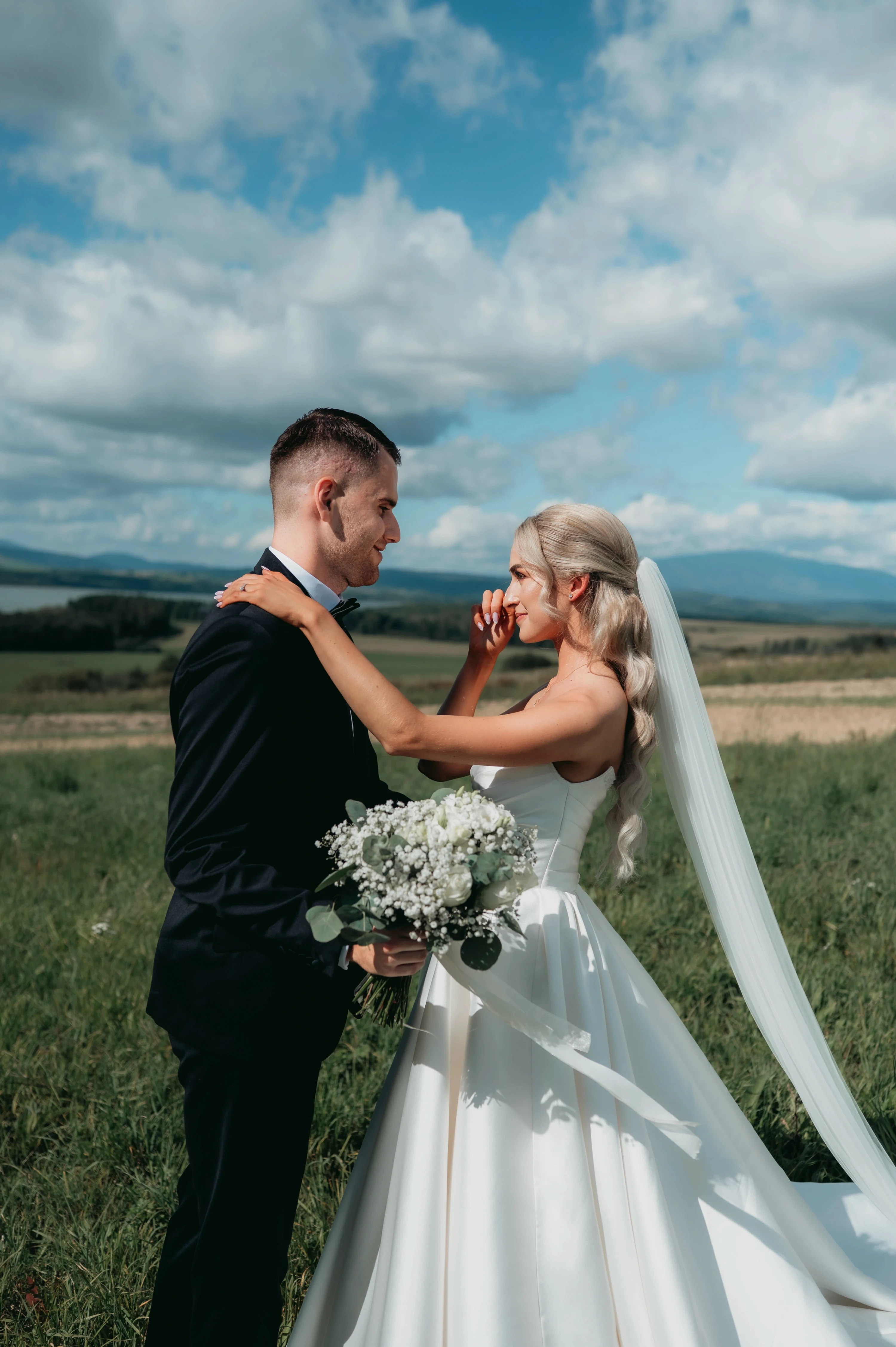 Katarína a Matej si drží ruky pri spomienkovom zábere.