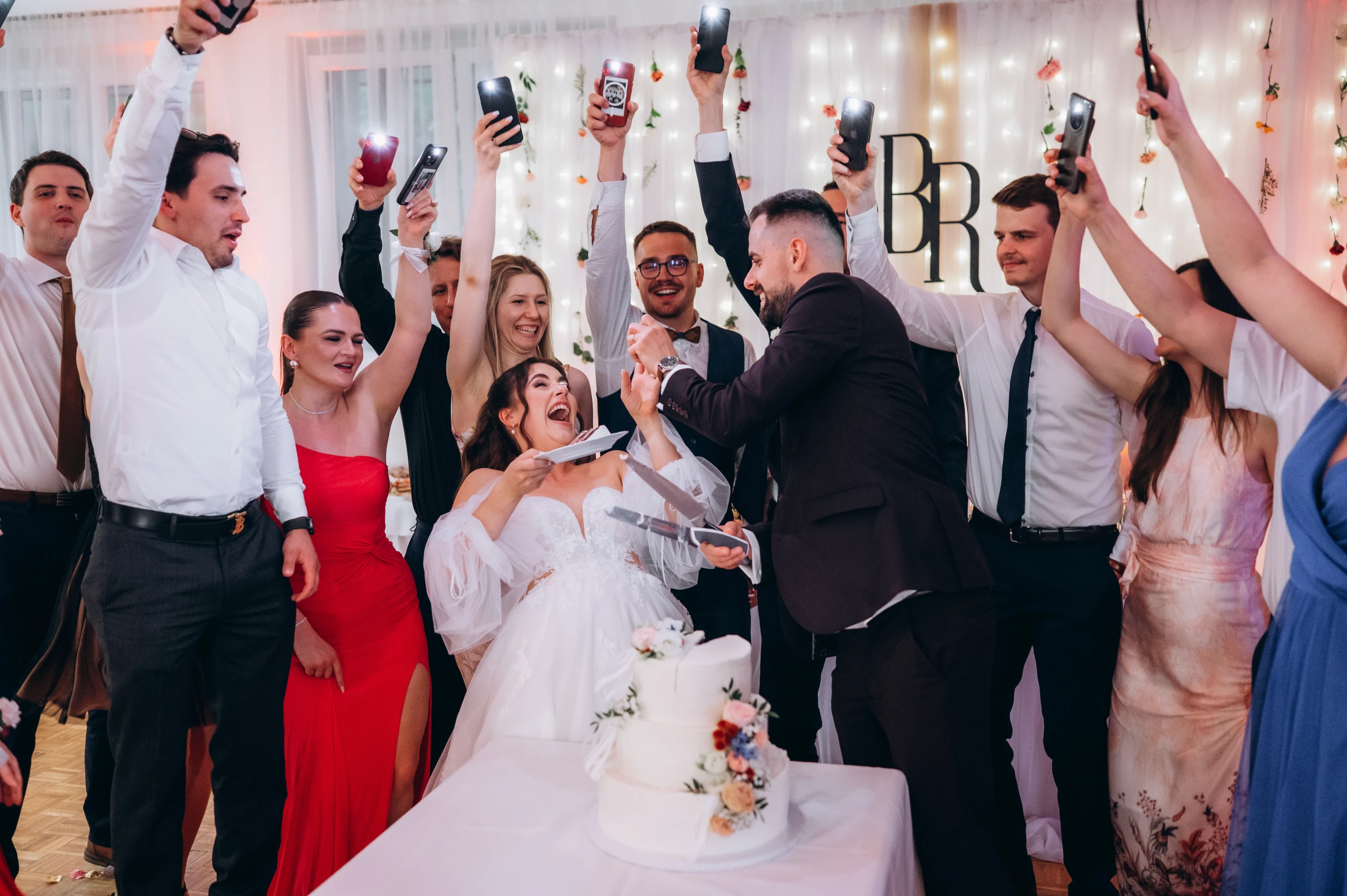 Romantické objatie pod stromom pri slnečnom svetle.