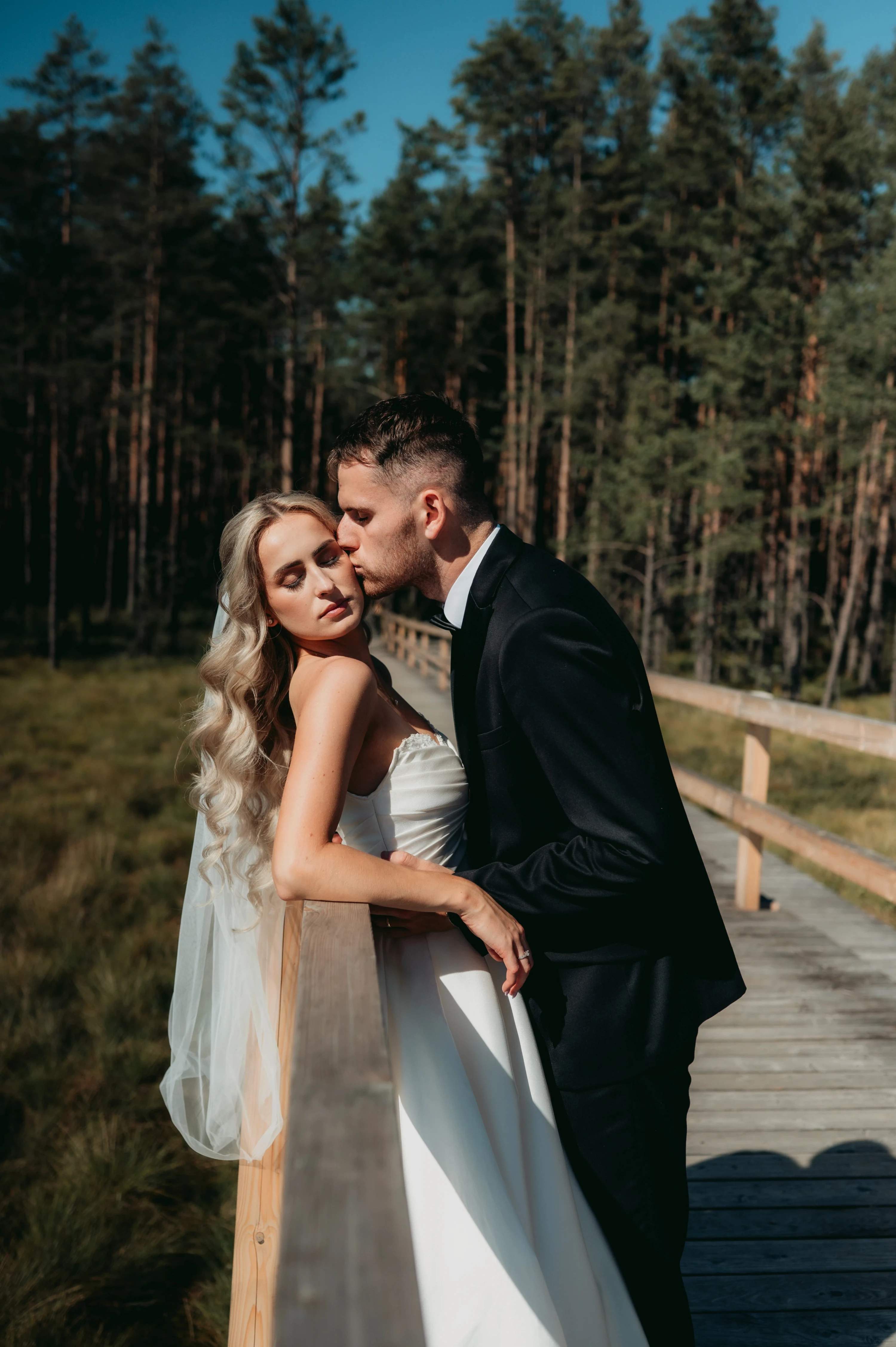 Katarína a Matej detaily svadobného dňa s prsteňmi a šatami.