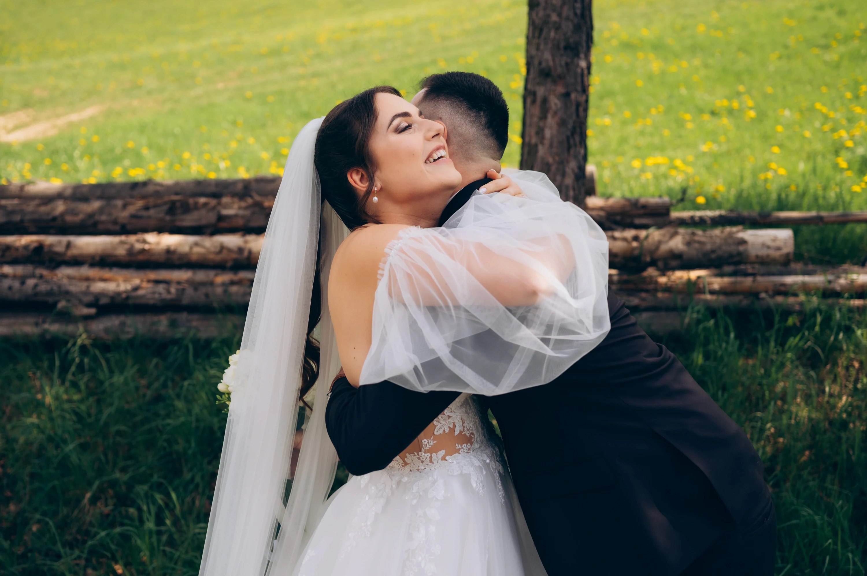 Romantické objatie novomanželov v teplom svetle.