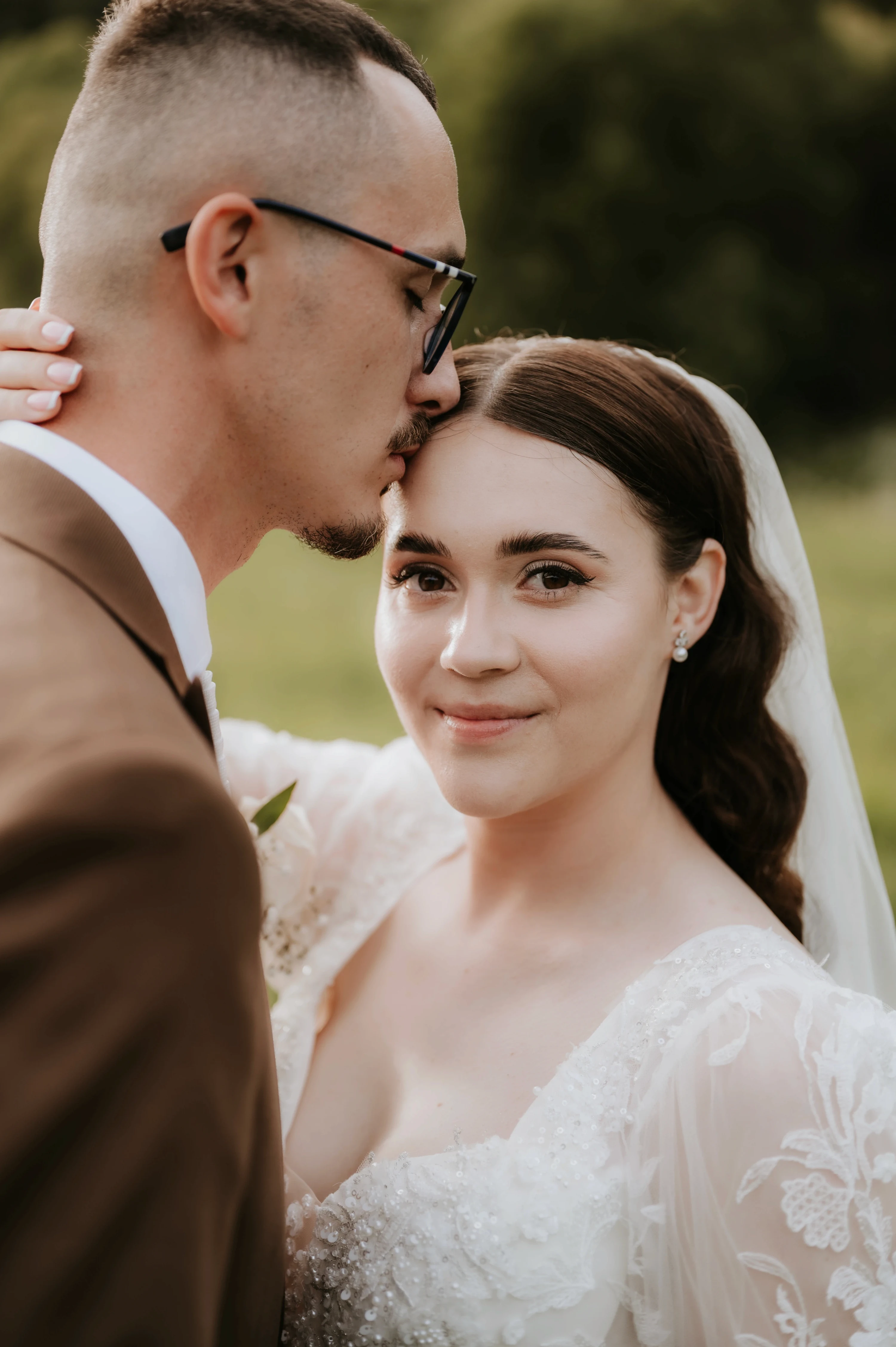 Katarína a Dušan romantické objatie pod stromom pri slnečnom svetle.