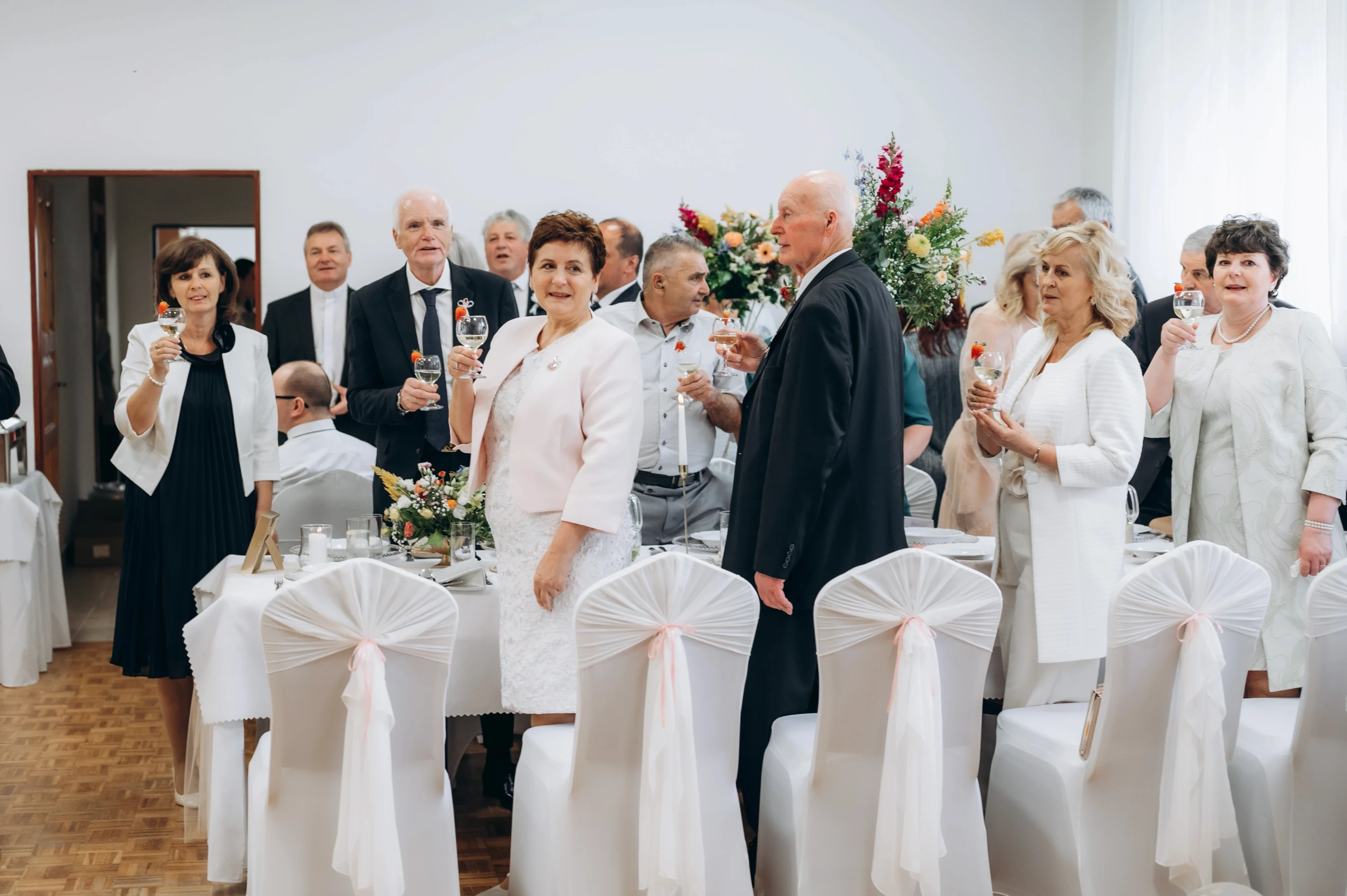 Pohodové chvíle novomanželov v prírode v teplom svetle.