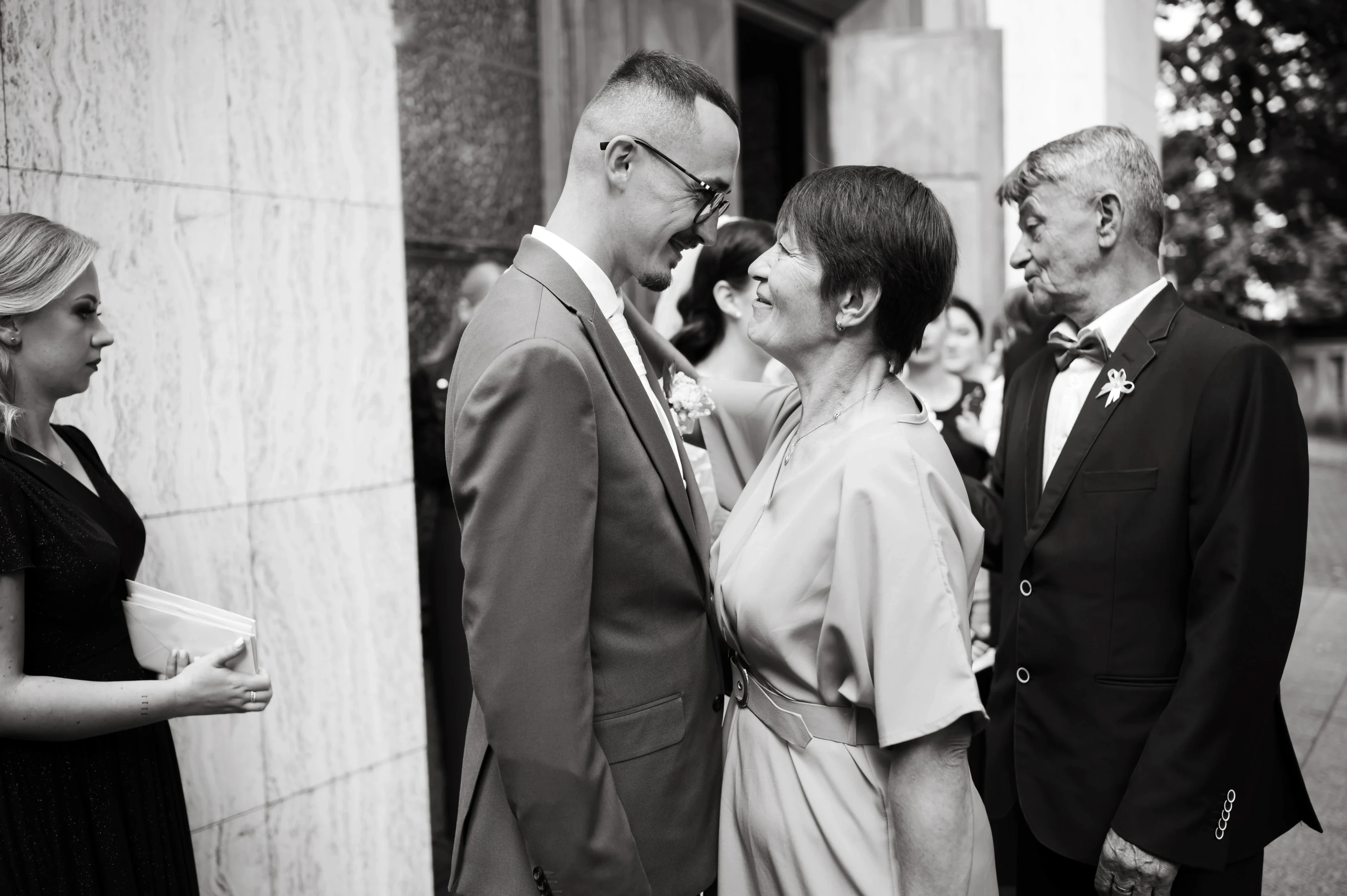 Katarína a Dušan v svadobných šatoch s priamo pohľadom do fotoaparátu.
