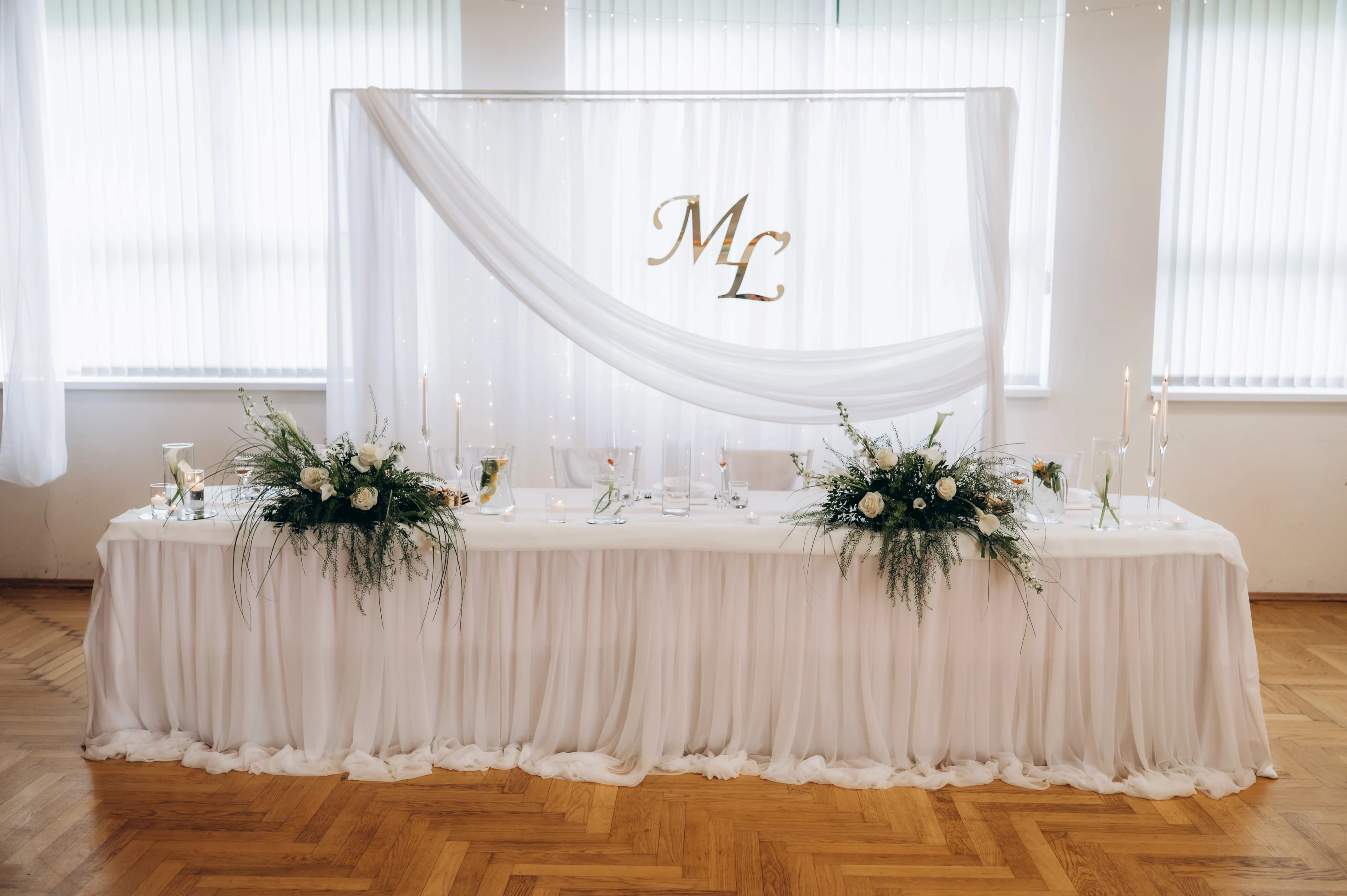 Magdaléna a Ľubomír si pozrujú do oči s láskou.