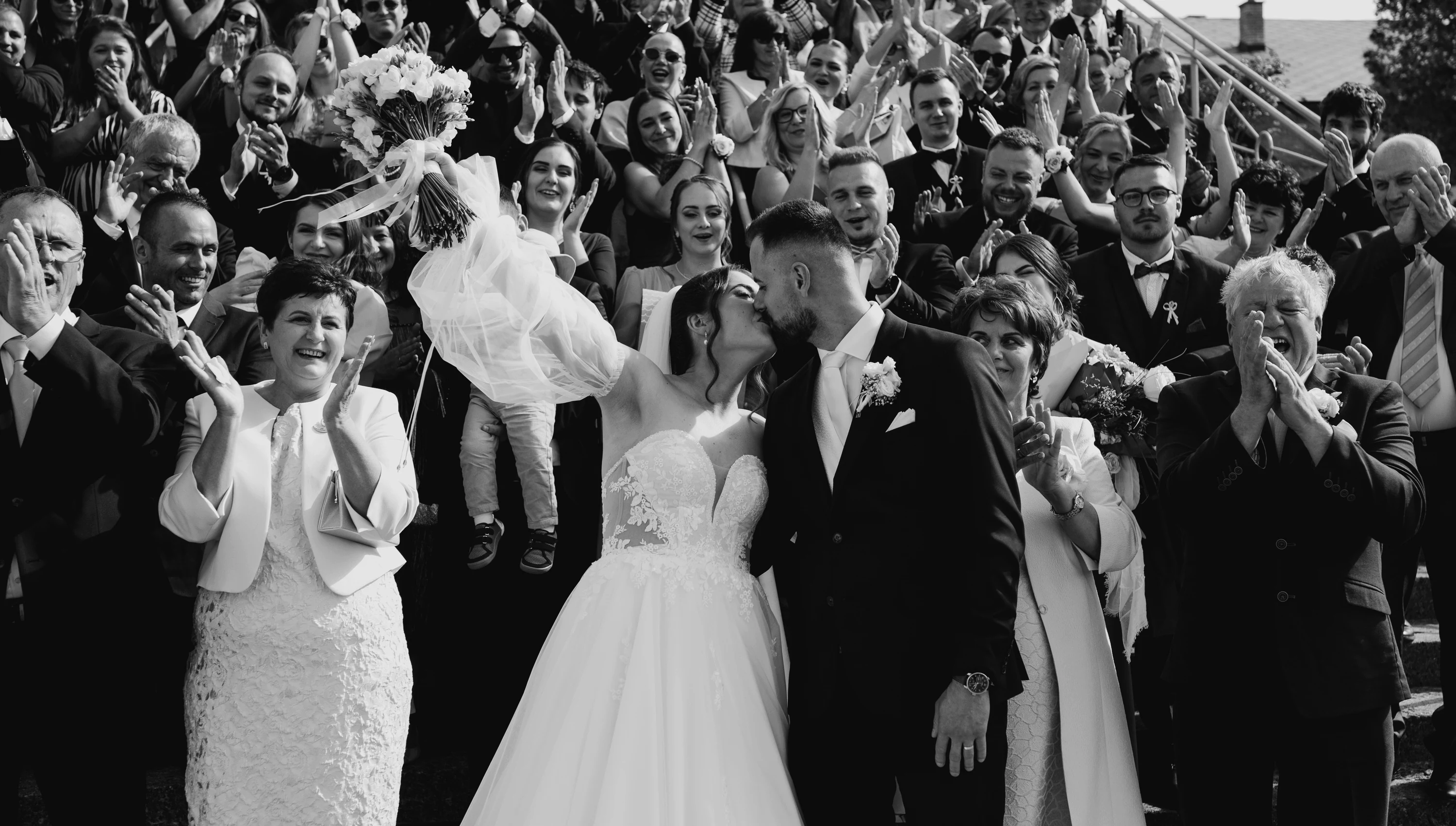 Svadobná fotografka Eva Paldiová zachytáva radosť nevesty s kvetmi na Orave. Svadobná fotografia v Tvrdošíne, Dolnom Kubíne, Trstenej, Námestove.