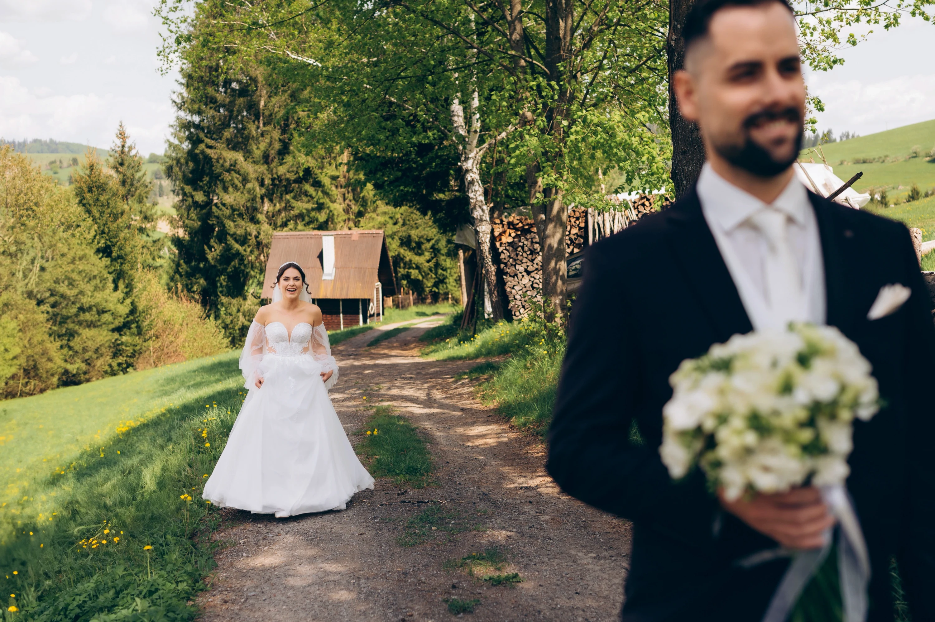 Ženích s kvetom čaká v prírode na svoju nevestu.