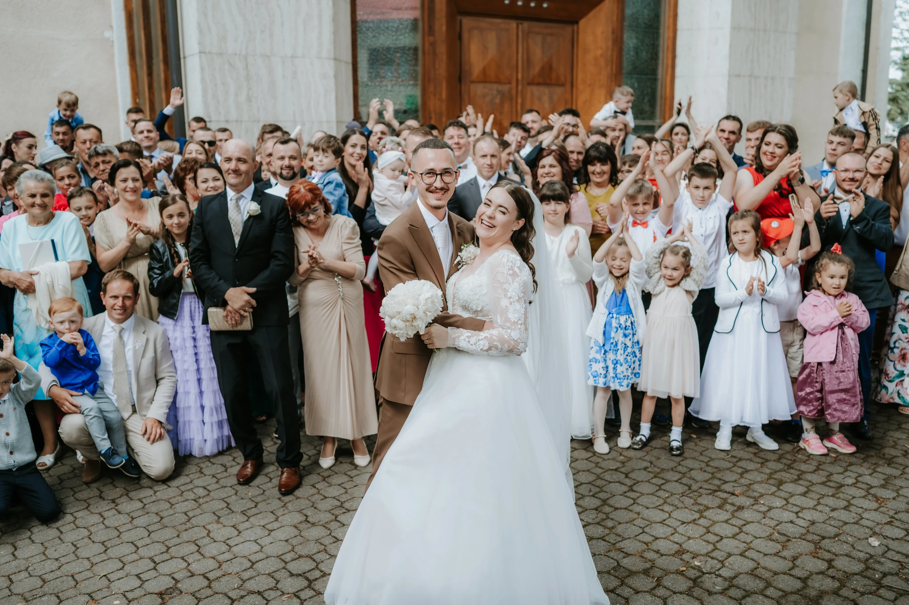 Katarína a Dušan romantické objatie v teplom svetle.