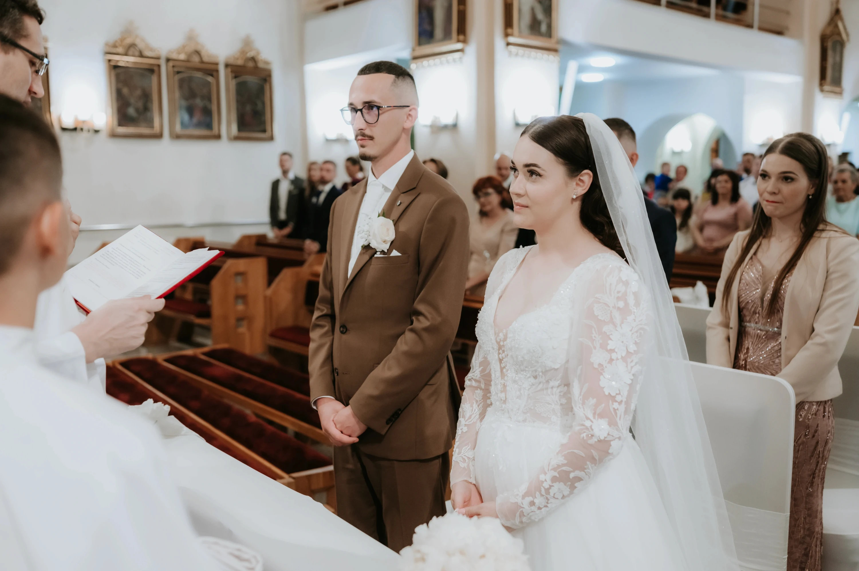 Katarína a Dušan čerstvá dvojica tancuje medzi hosťami.