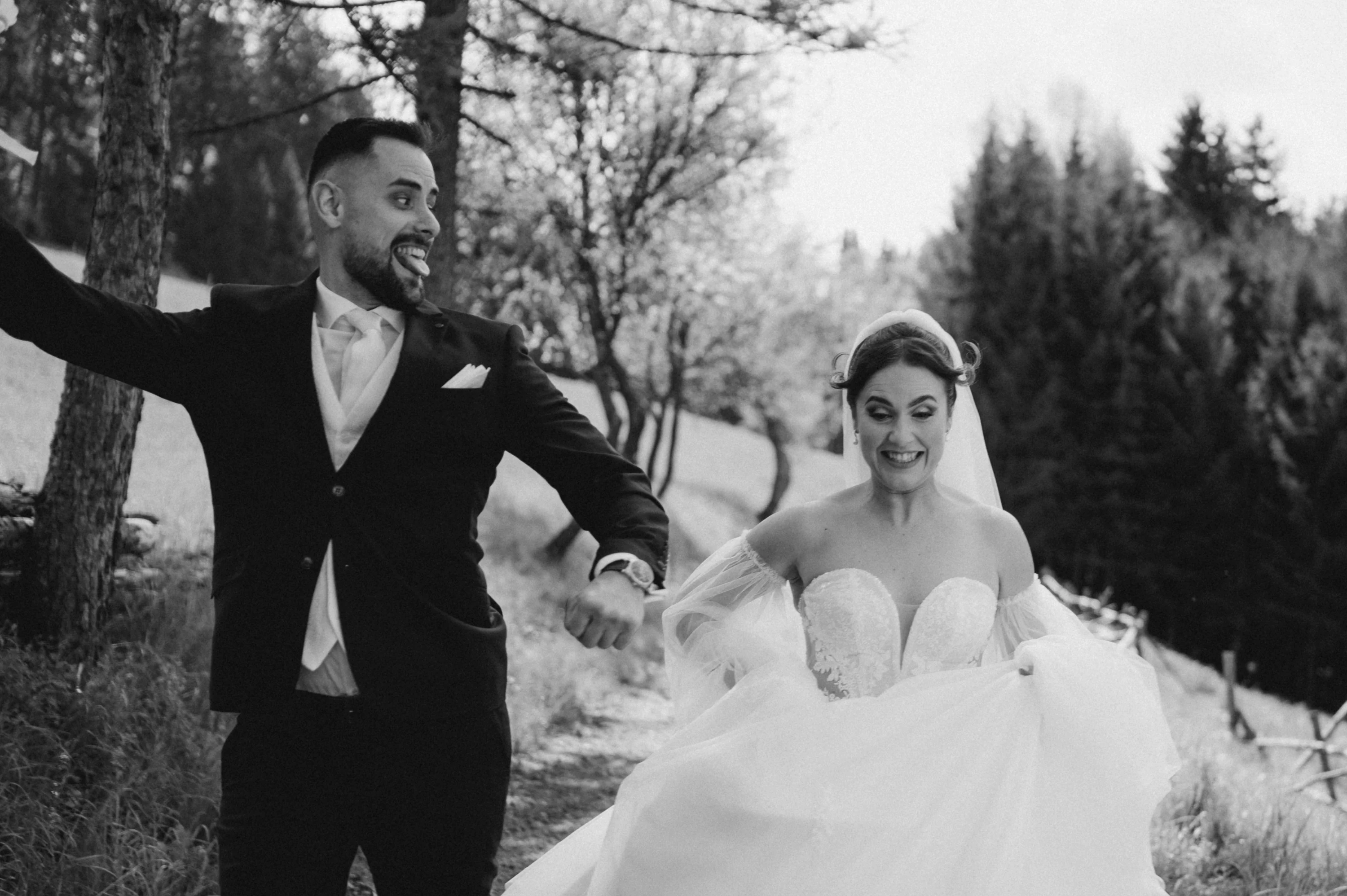 Roman a Barbora si pozrujú do oči s láskou.
