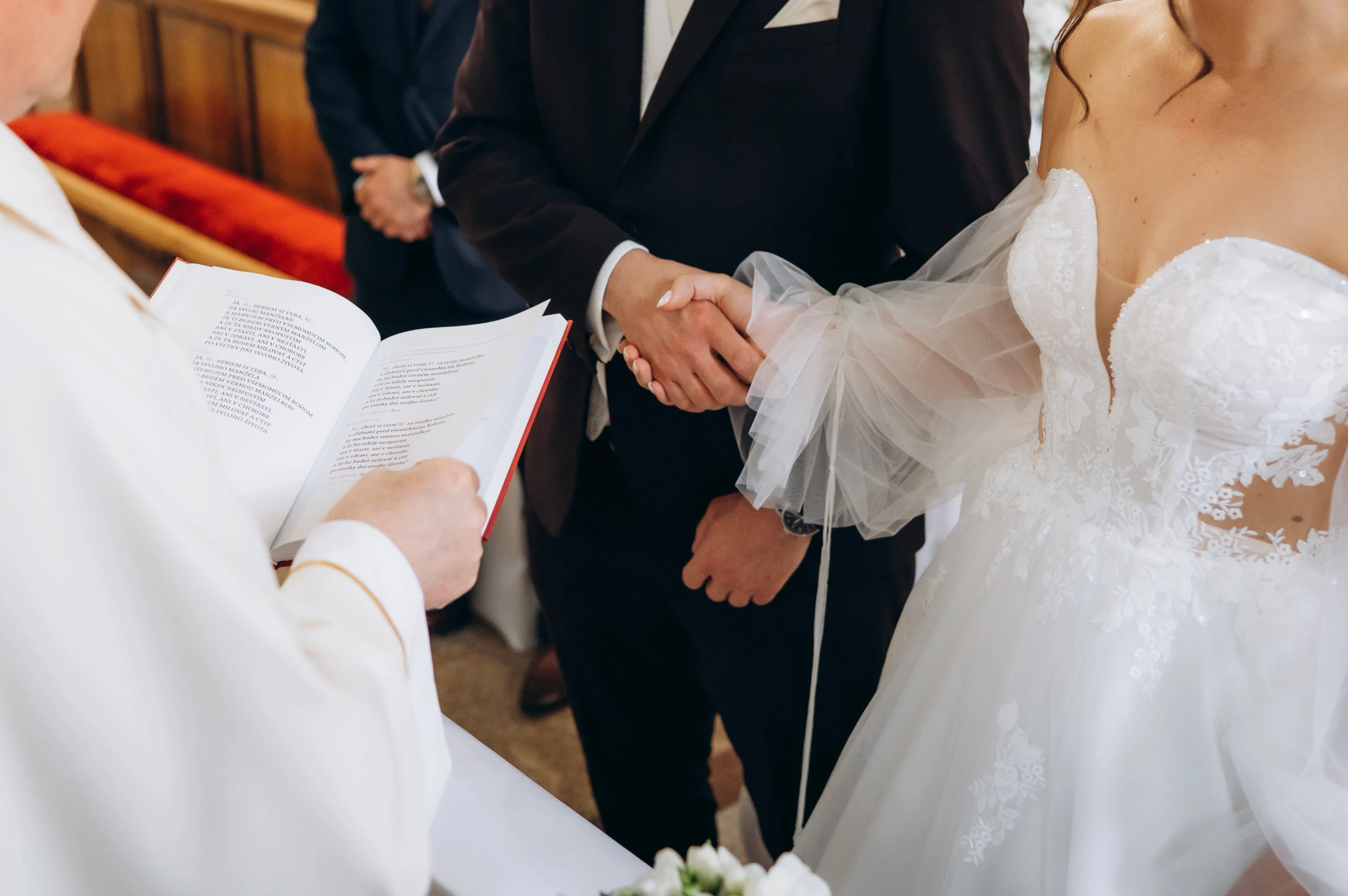 Barbora v svadobných šatoch s priamo pohľadom do fotoaparátu.
