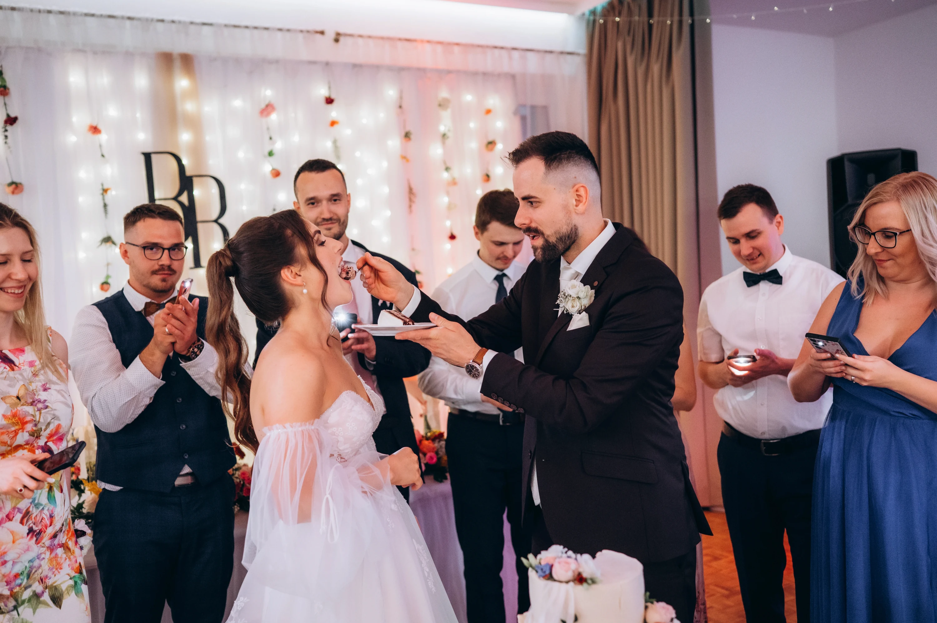 Barbora a Roman spolu sedajú na kamenoch pri vode.