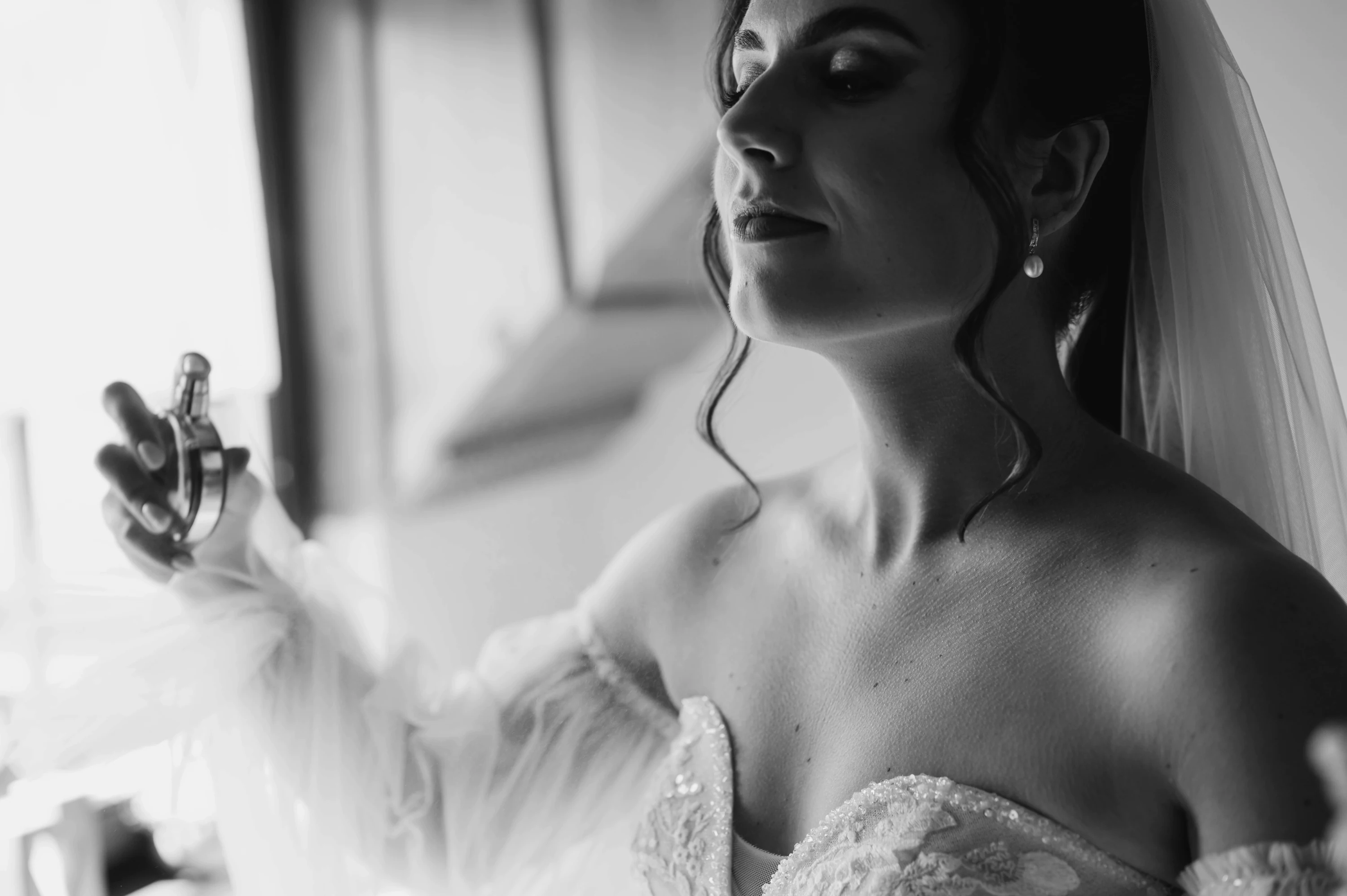 Barbora v profile s pokojným pohľadom do diaľky.