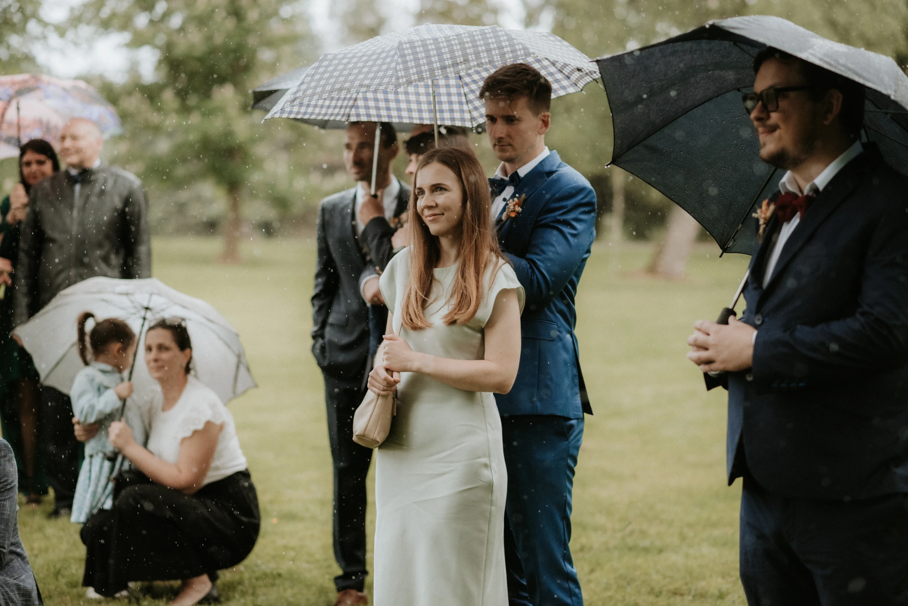 Lenka a Andrej sa tancujú a objímajú sa medzi hosťami.