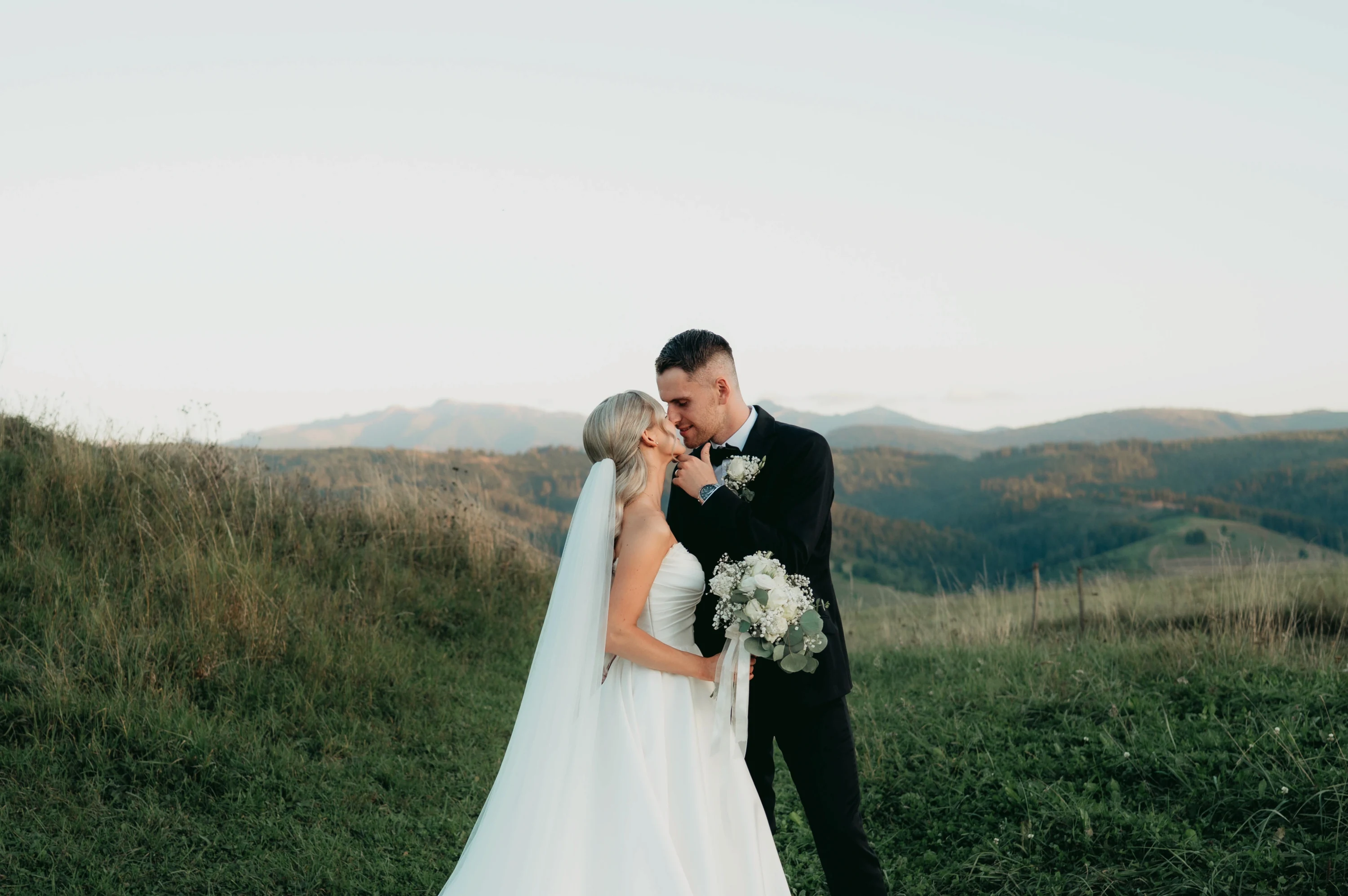 Katarína a Matej si pozrujú do oči s láskou.