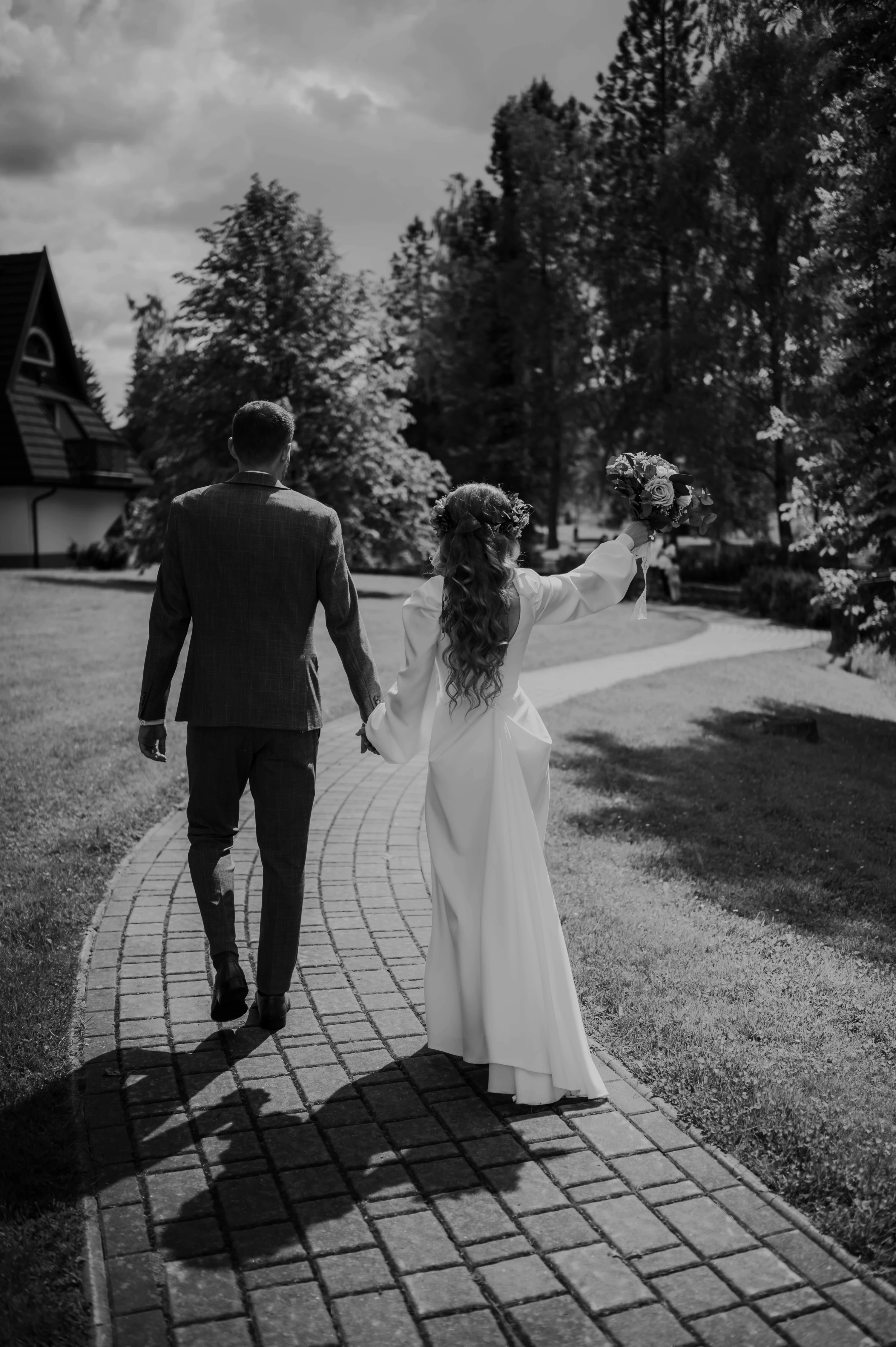 Lenka a Andrej v svadobných šatoch s priamo pohľadom do fotoaparátu.