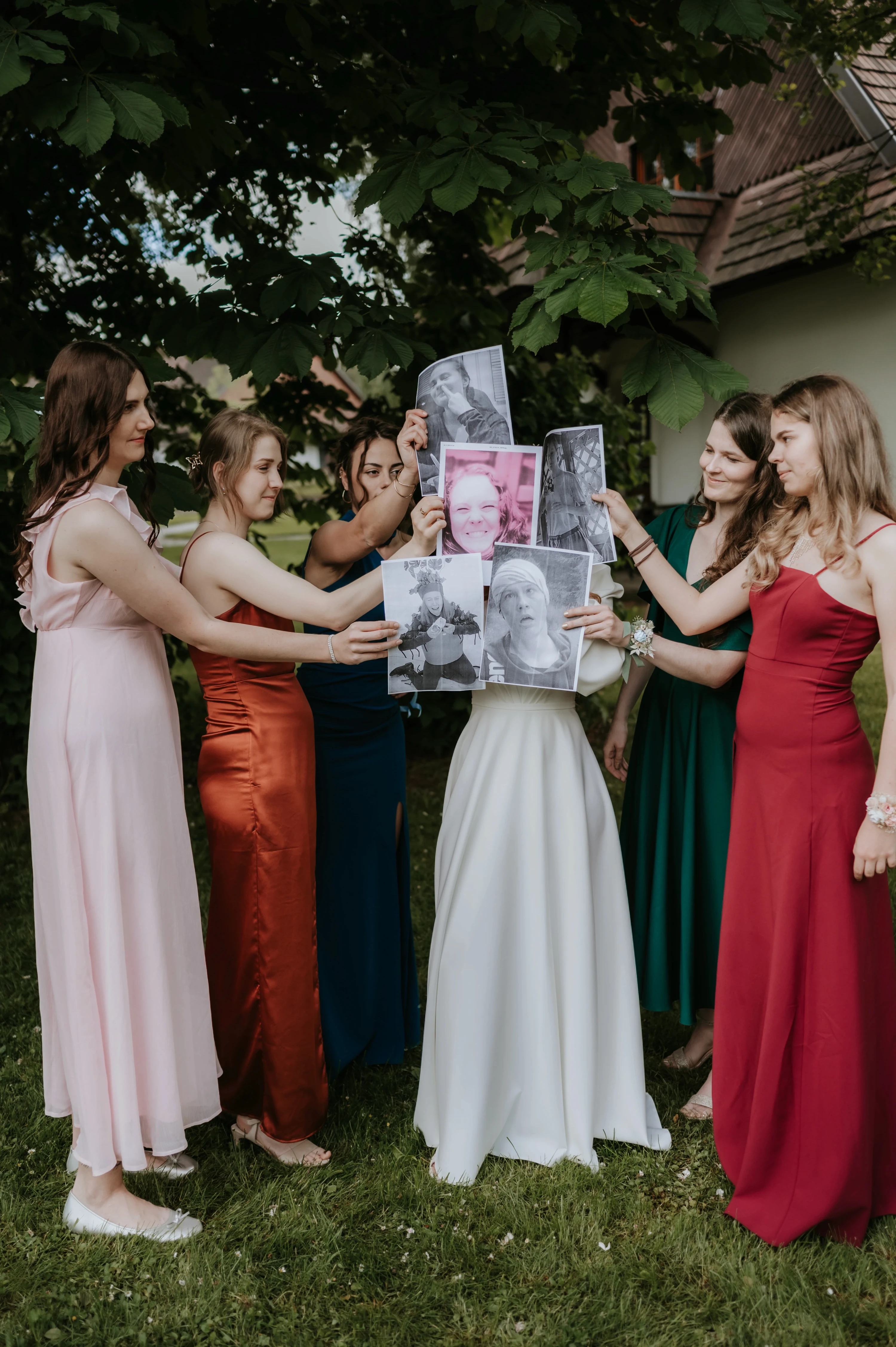 Nevesta s kamarátkami prezentuje staré rodinné fotografie.