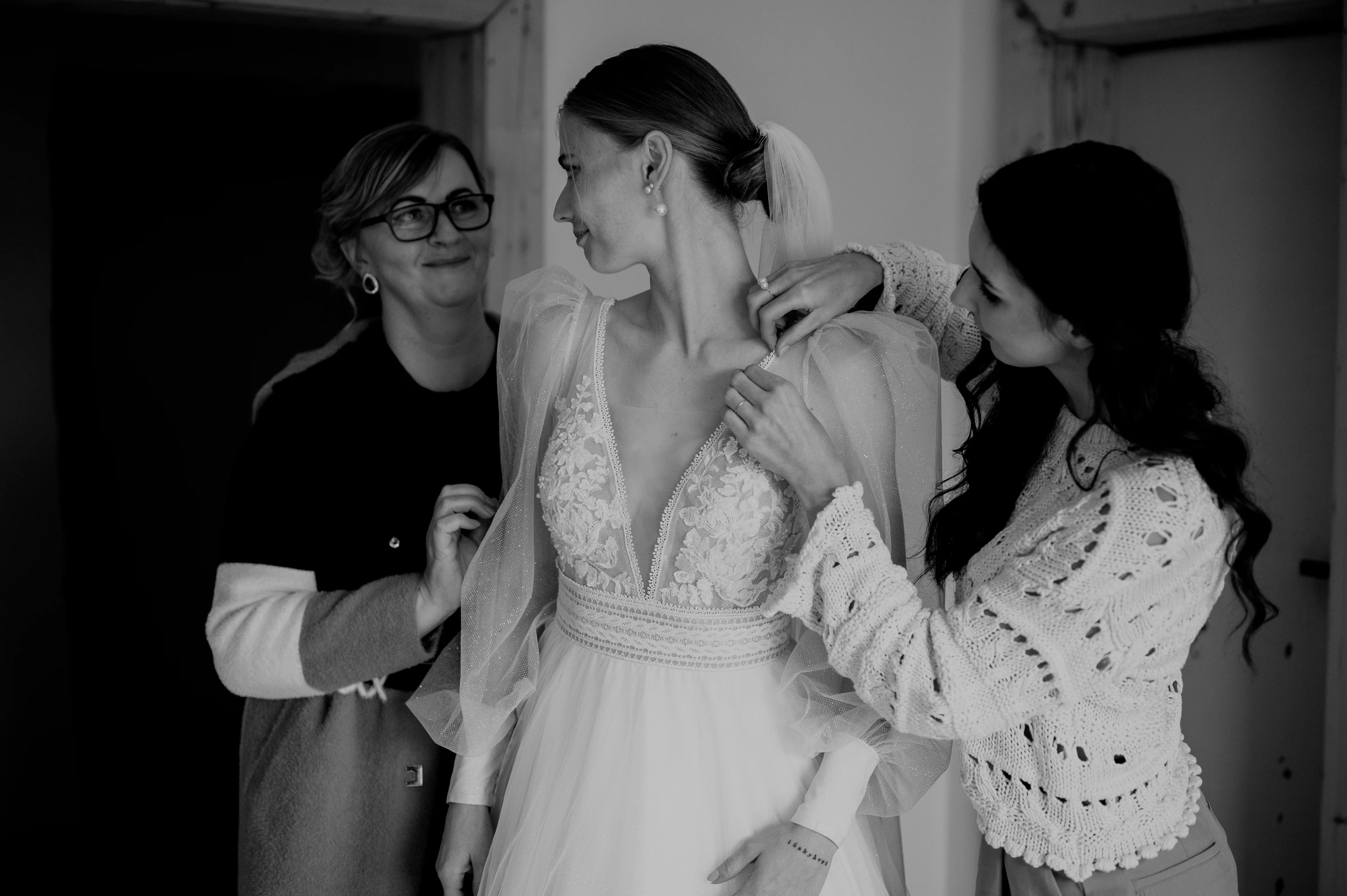 Barbora sedí v starej lavici v prírode.