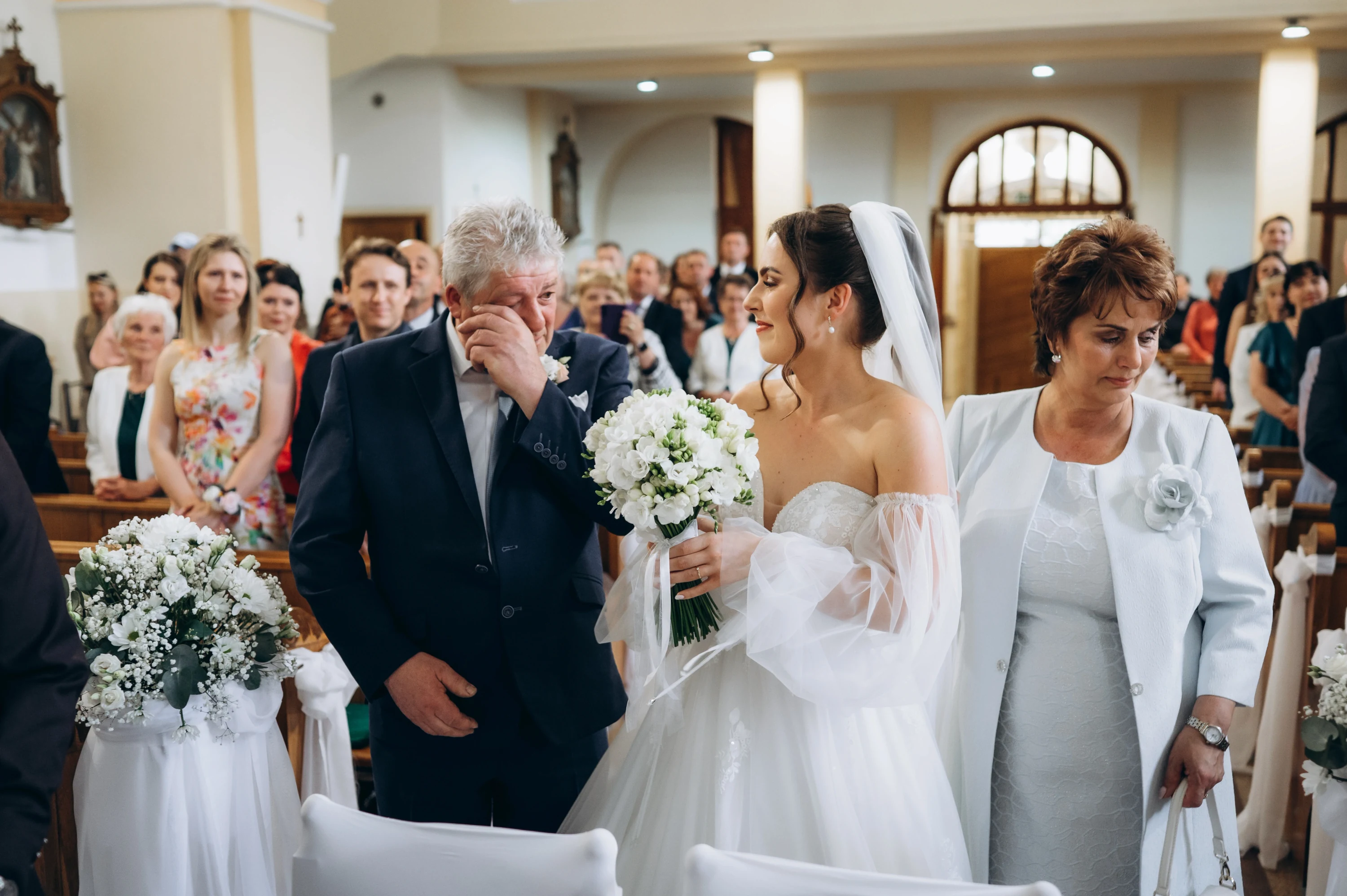 Svadobný obrad s rodinou v kostole.
