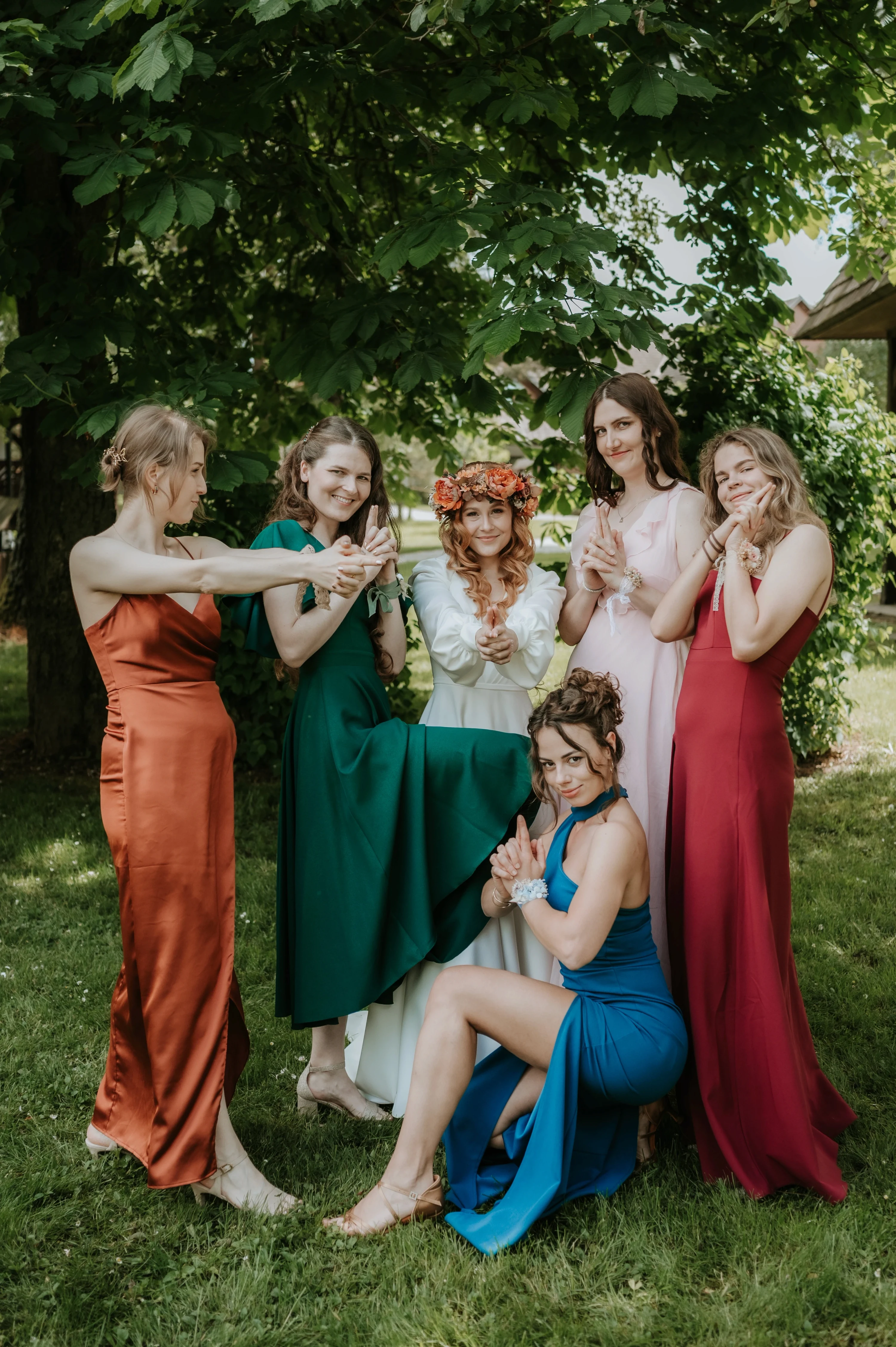 Skupinová fotografia nevesty so všetkými družičkami.