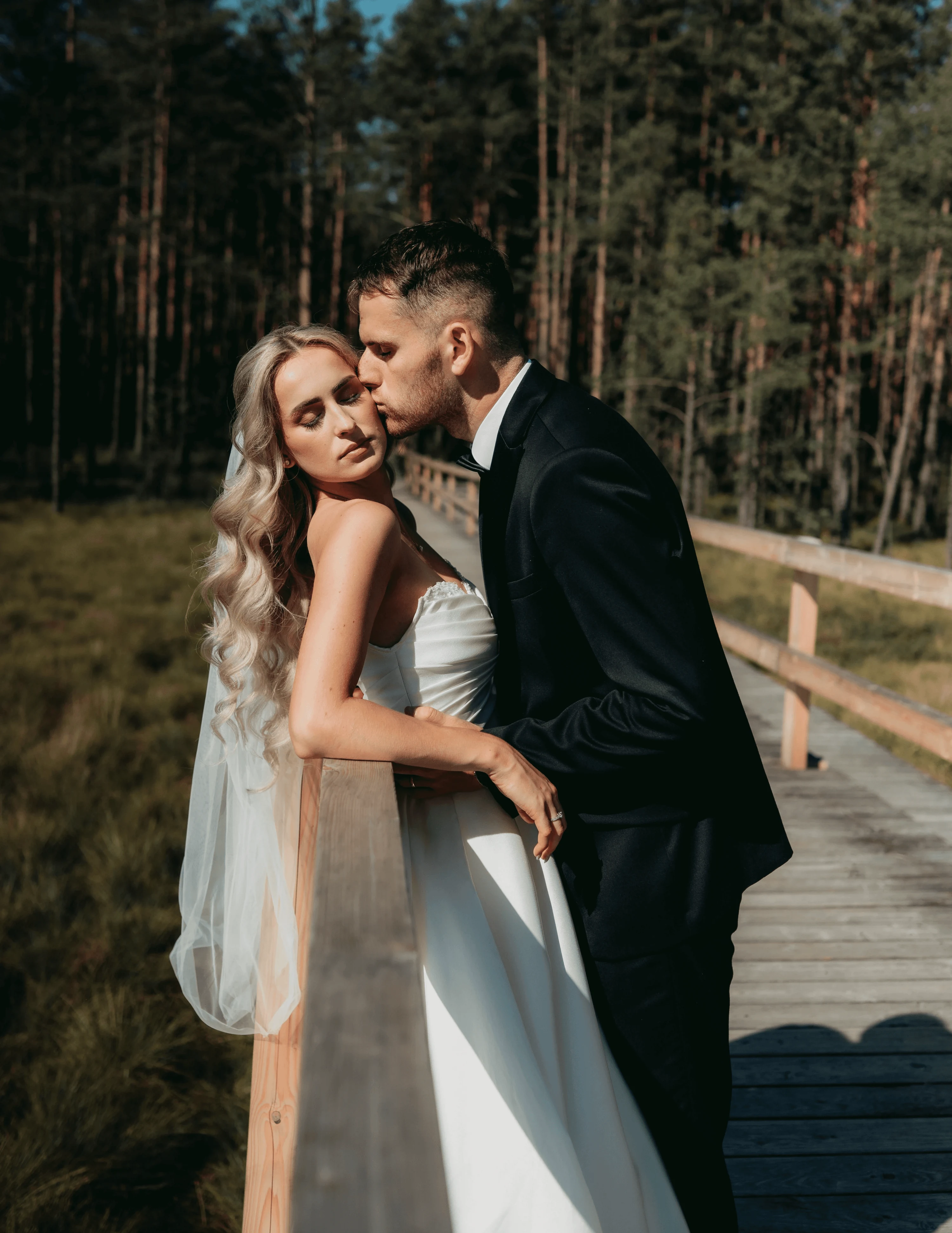 Svadobný pár na drevenom chodníku v horách Oravy. Svadobná fotografka Eva Paldiová zachytáva emócie. Svadobná fotografia Tvrdošín, Dolný Kubín, Trstená, Námestovo.
