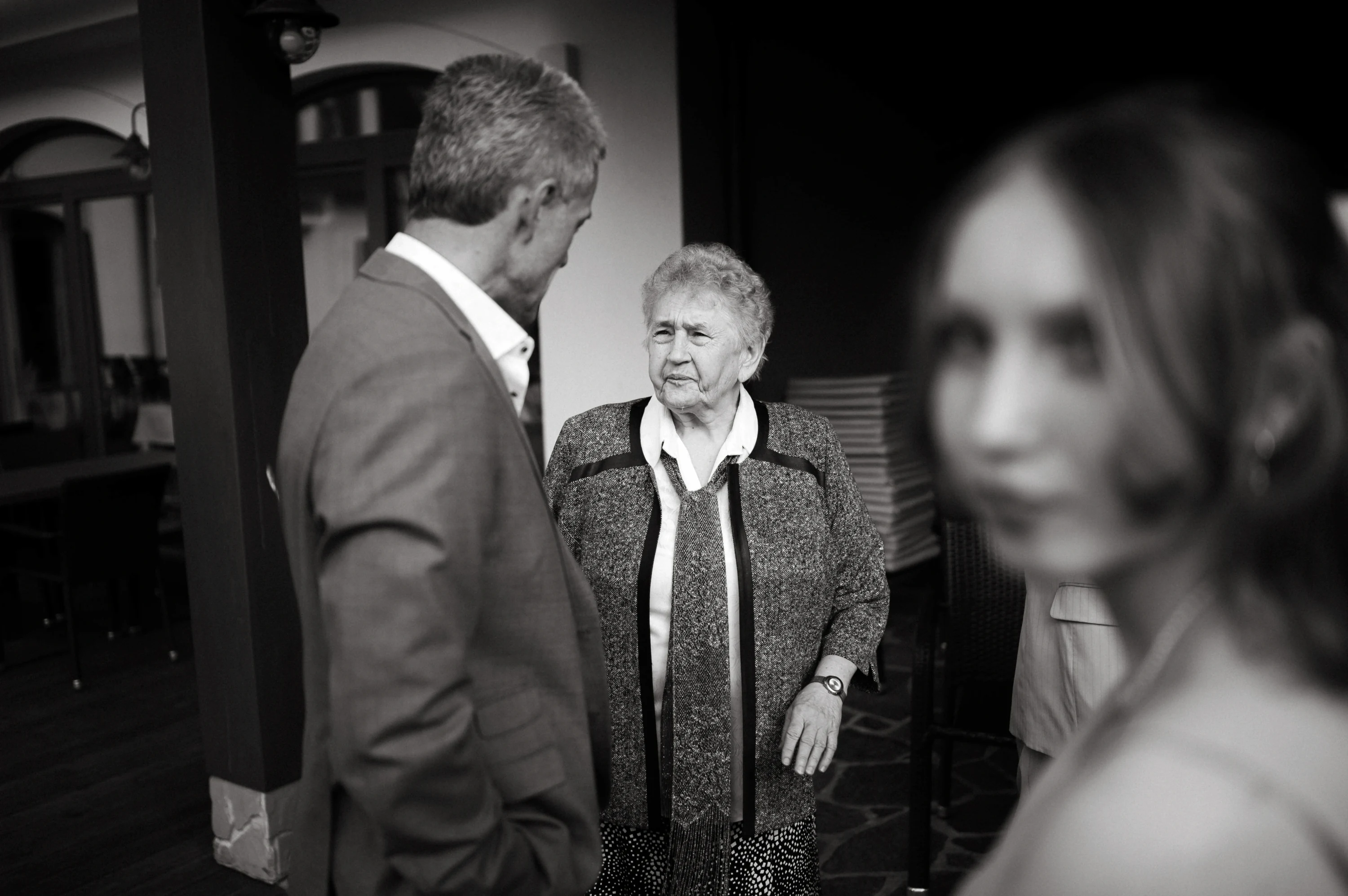 Lenka a Andrej sa usmieva v detail portréte v svadobnom závoji.