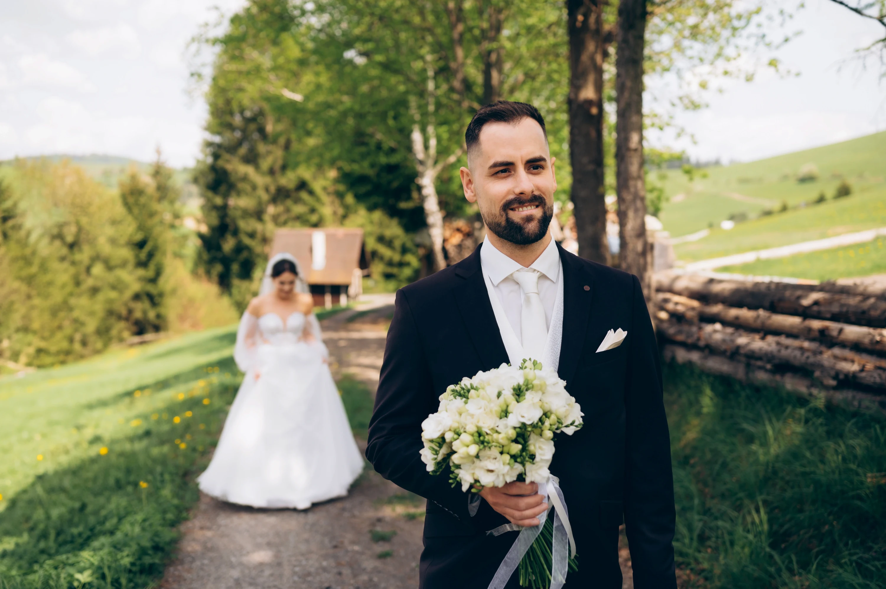 Roman hľadá Barboru pohľadom s emóciou a láskou.