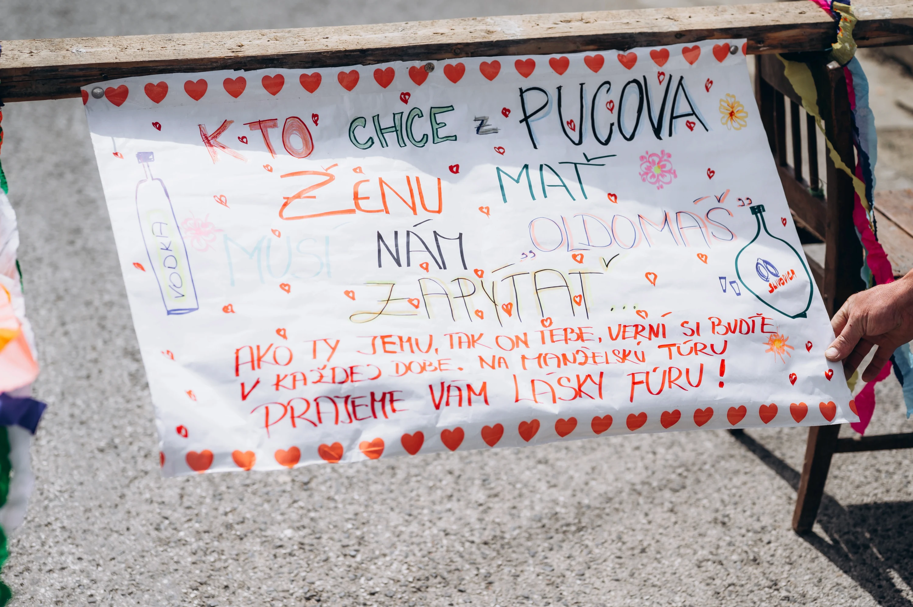Okrasný plagát s dedikáciou a srdcami vytvorený hosťami pre novomanželov.