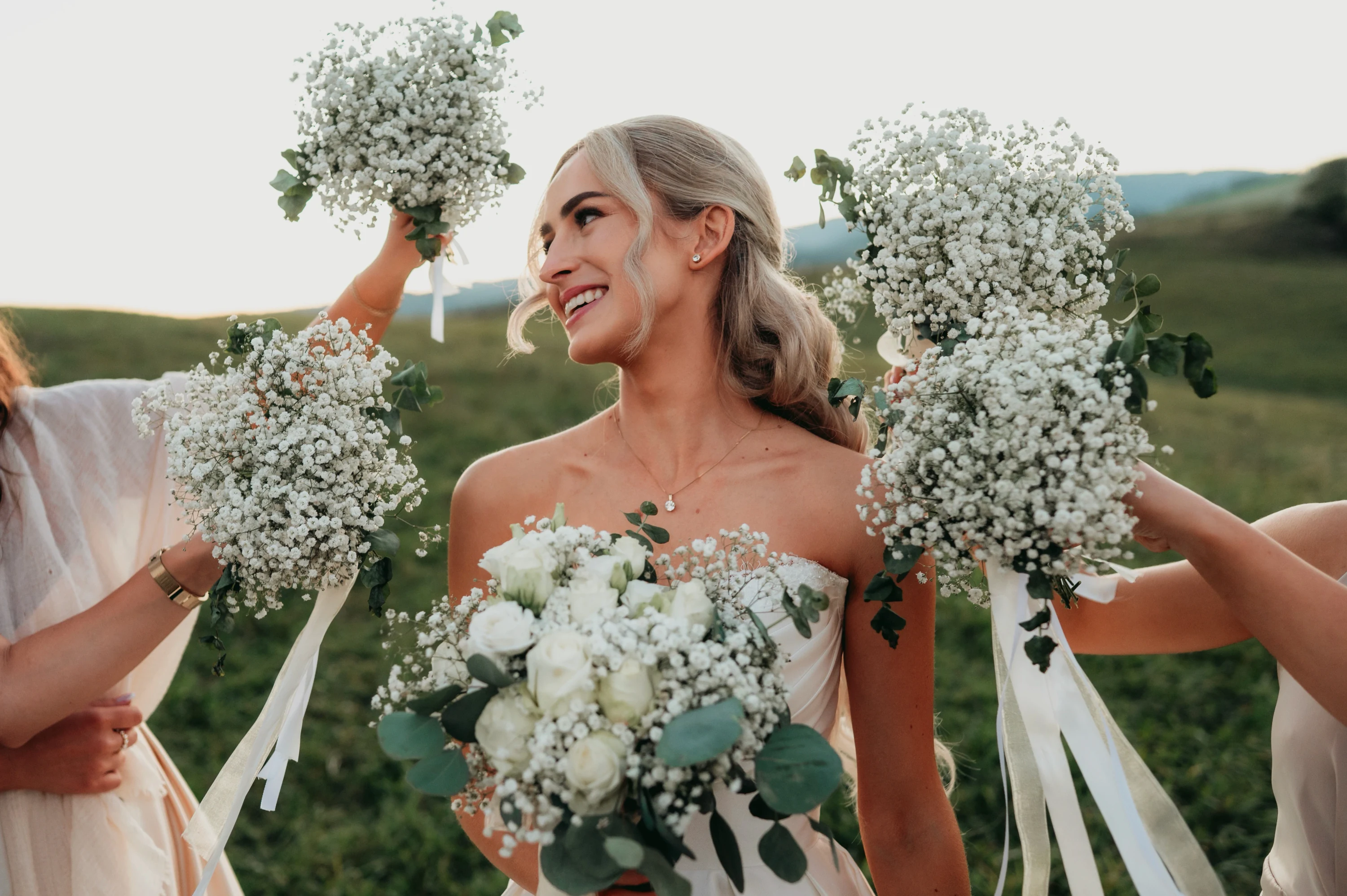 Svadobná fotografka Eva Paldiová zachytáva radosť nevesty s kvetmi na Orave. Svadobná fotografia v Tvrdošíne, Dolnom Kubíne, Trstenej, Námestove.