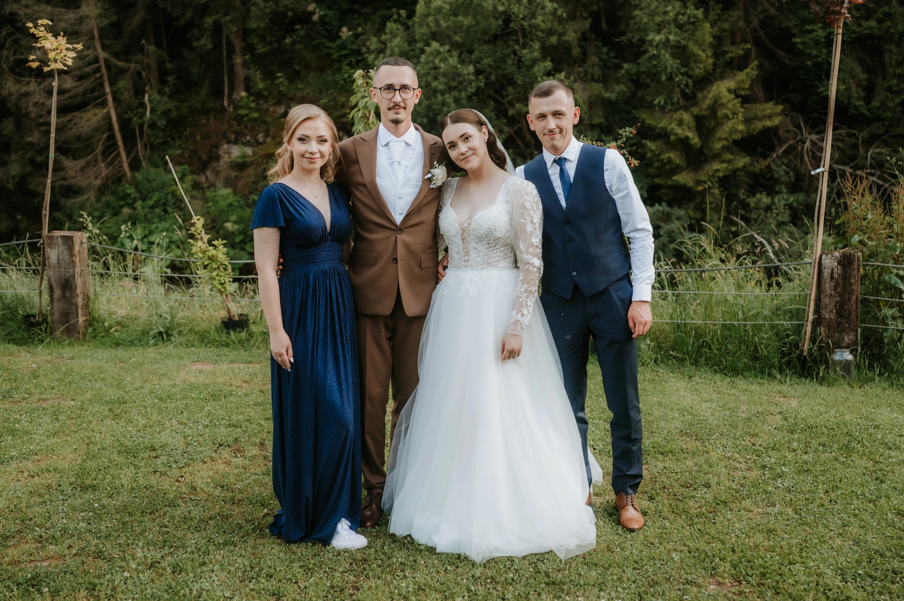 Katarína a Dušan svadobný buket v rukách s prstienkami.