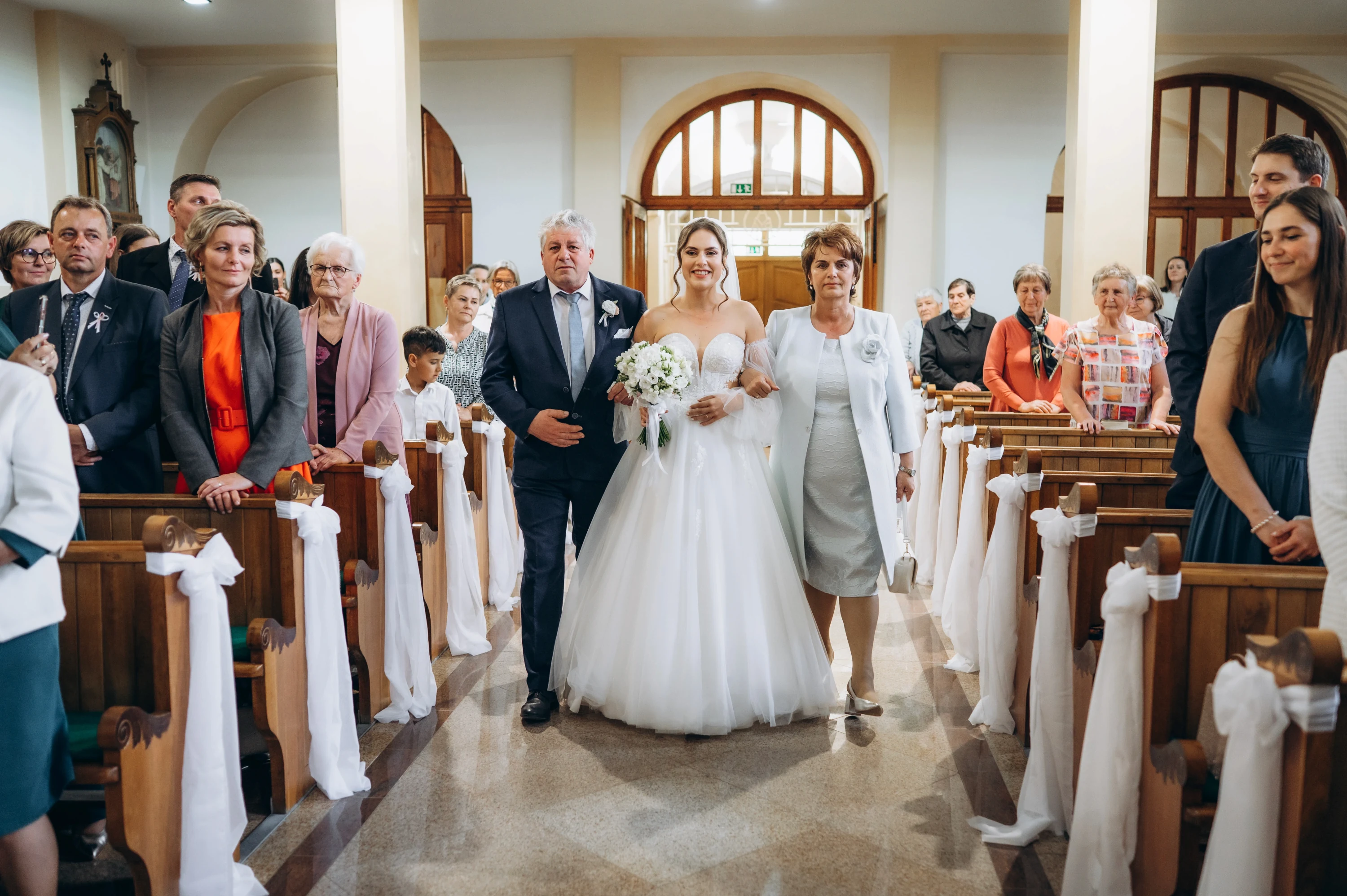 Detaily svadobného dňa - prstene a šaty.
