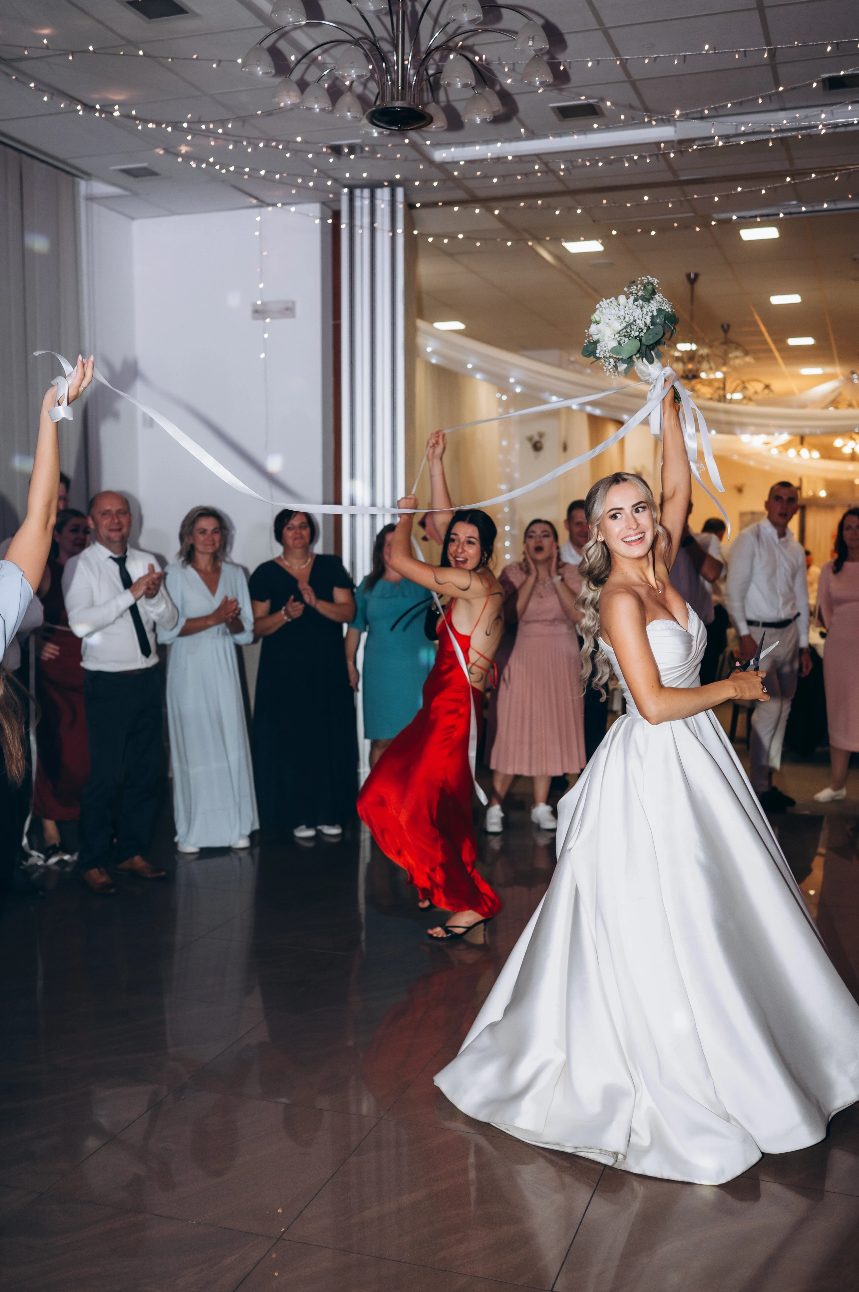 Katarína a Matej blízky portrét s prírodou vzadu.