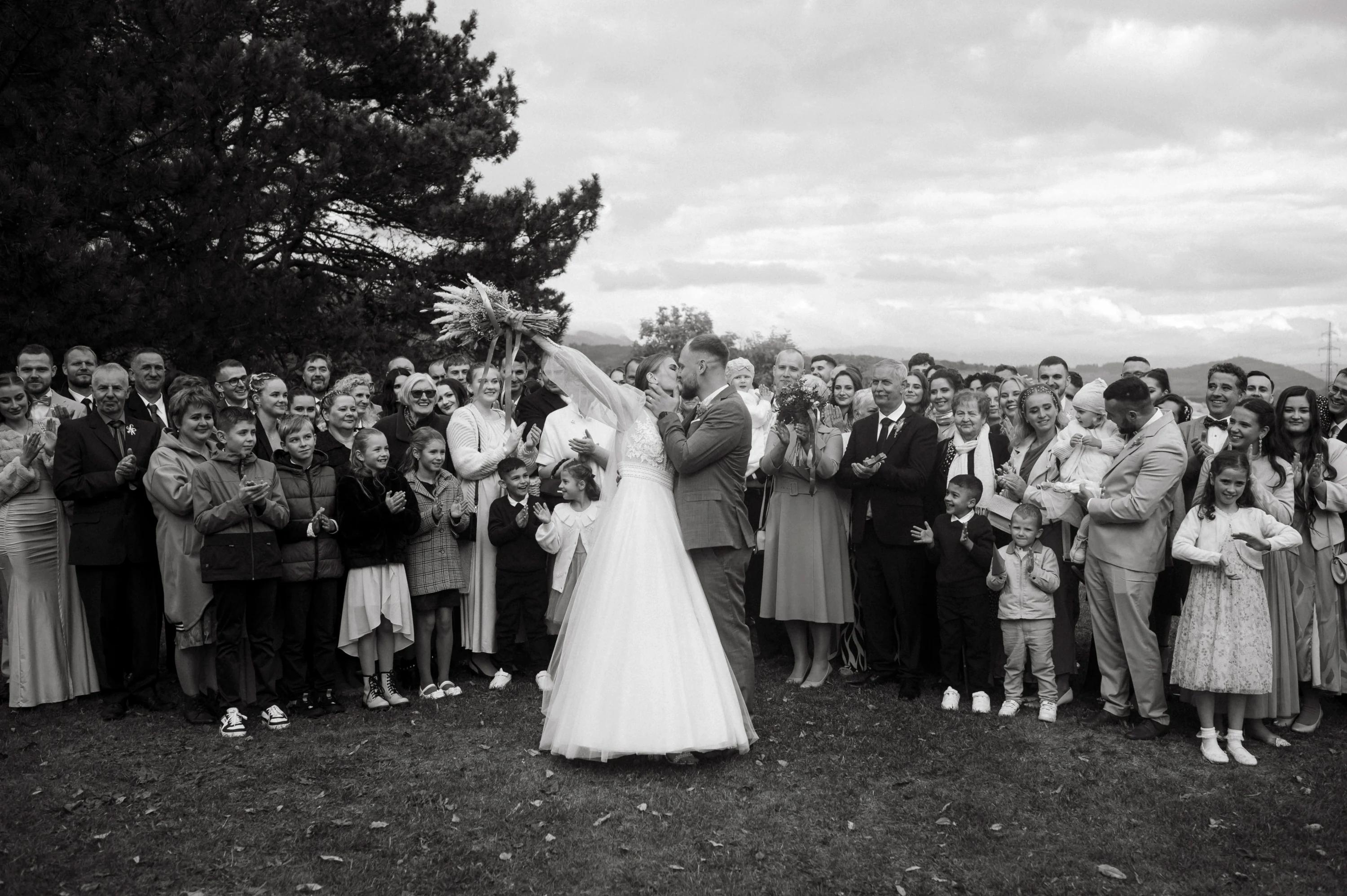 Svadobná fotografka Eva Paldiová zachytáva radosť nevesty s kvetmi na Orave. Svadobná fotografia v Tvrdošíne, Dolnom Kubíne, Trstenej, Námestove.