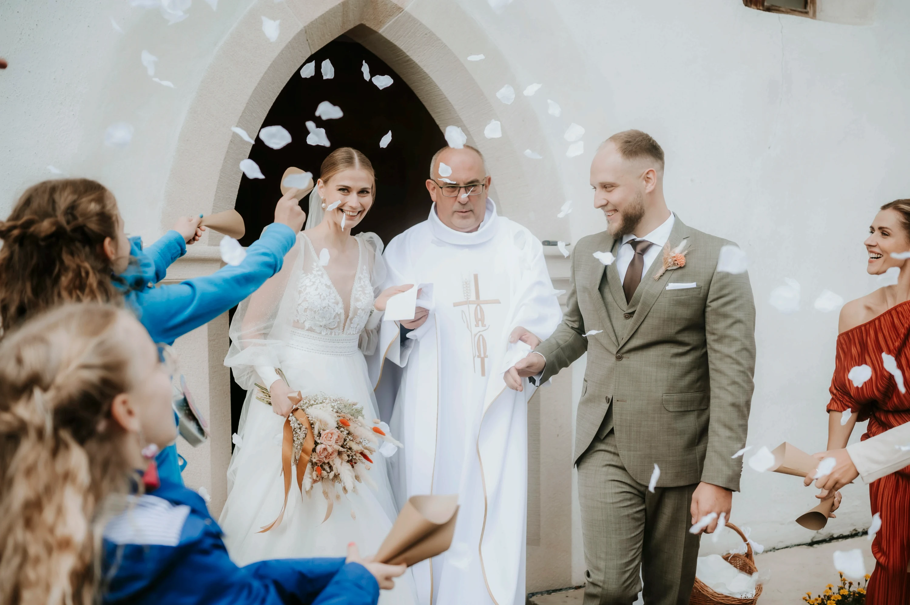 Matej a Barbora si pozrujú do oči s láskou.