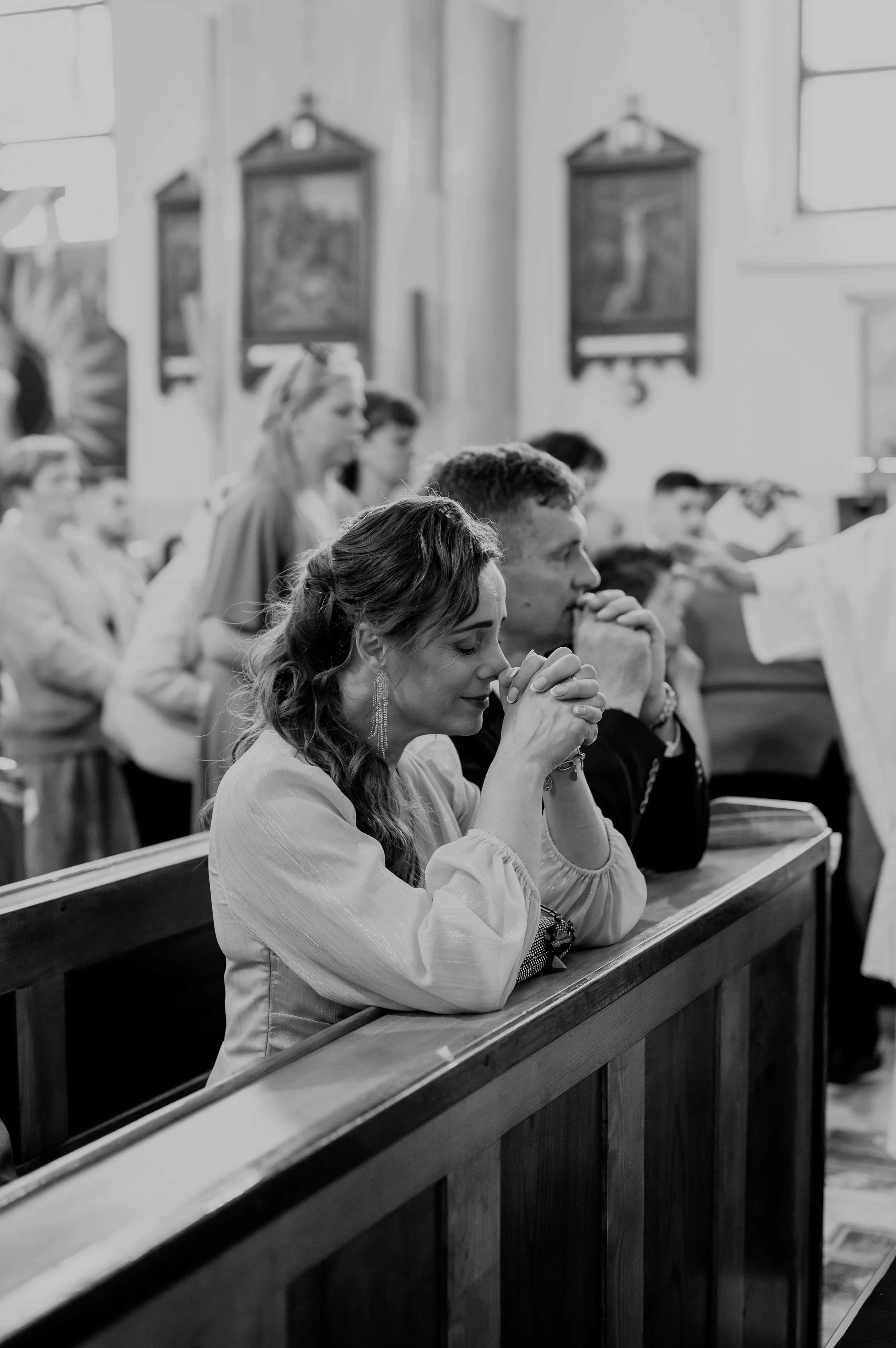 Magdaléna a Ľubomír pohodové chvíle v prírode v teplom svetle.