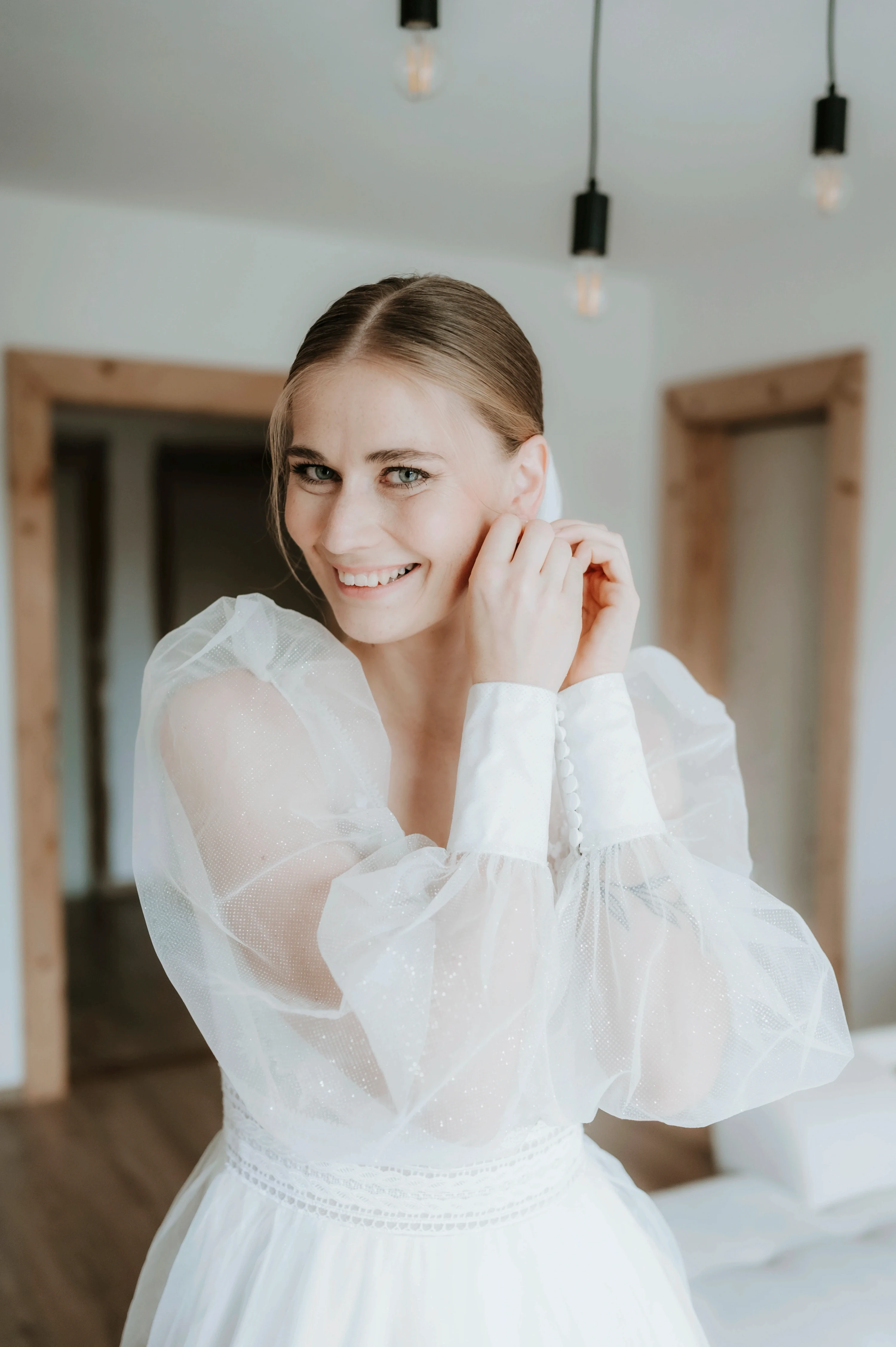 Barbora v svadobných šatoch s priamo pohľadom do fotoaparátu.