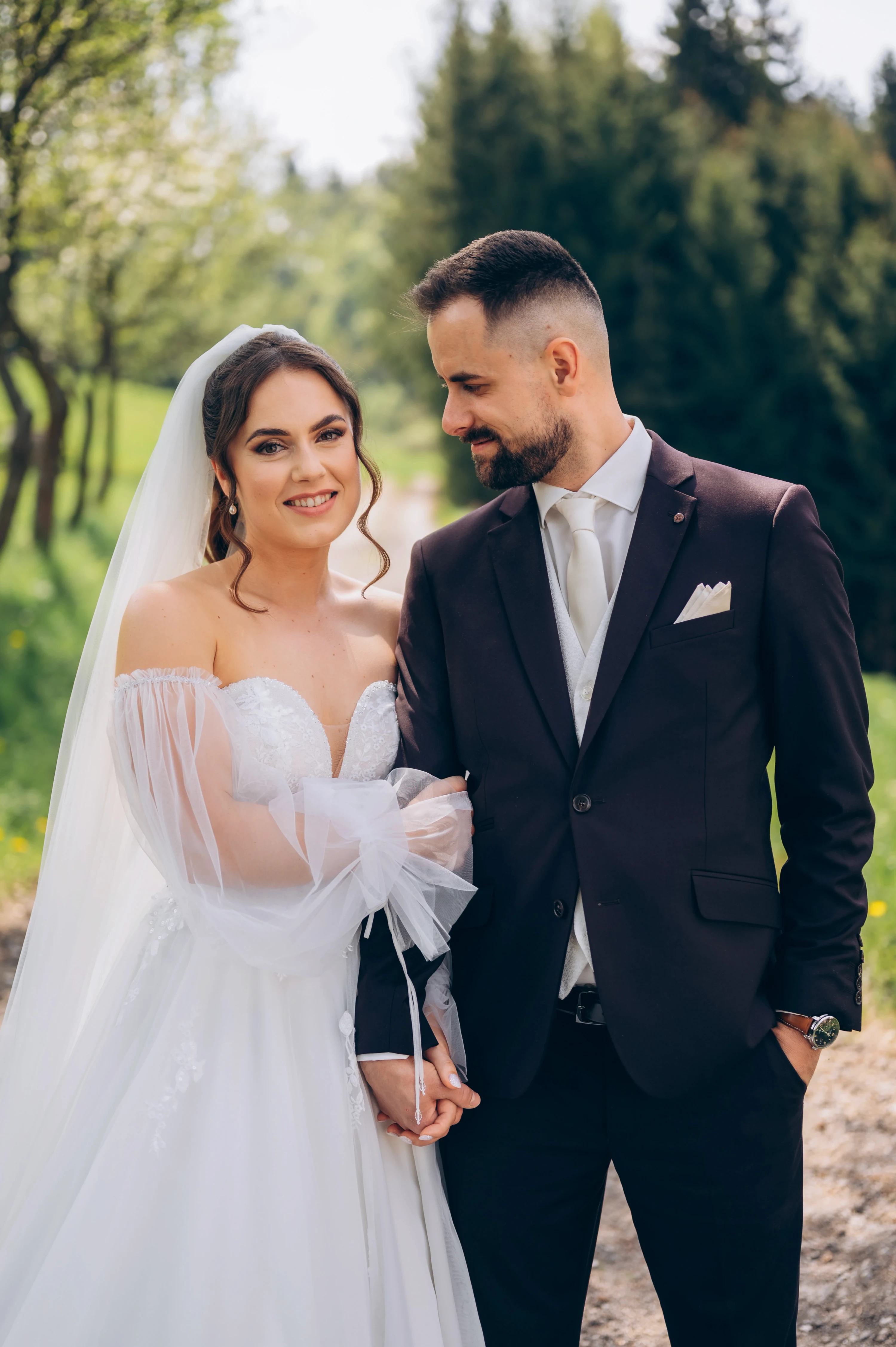 Barbora sedí v starej lavici v prírode.