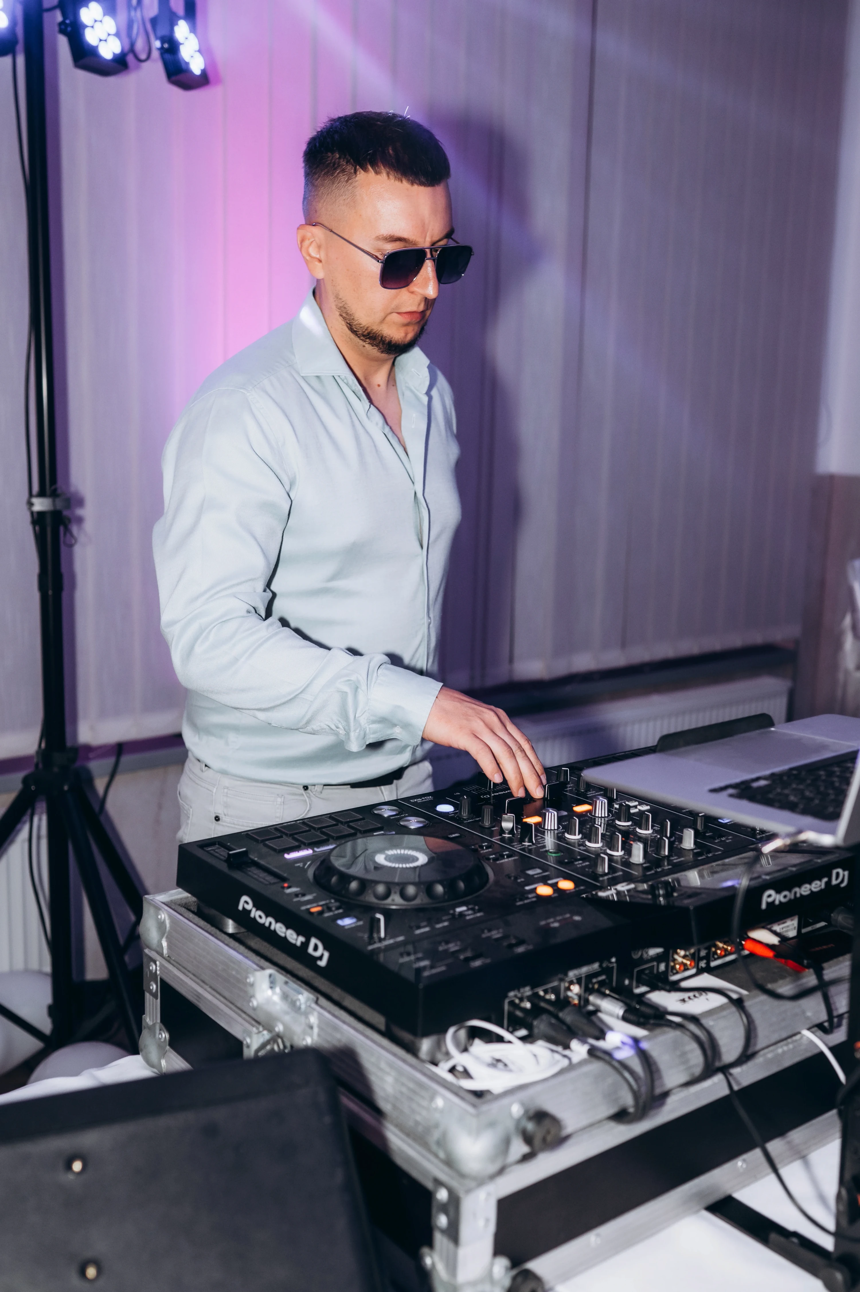 DJ pri mixovaní hudby na svadobnej hostine.