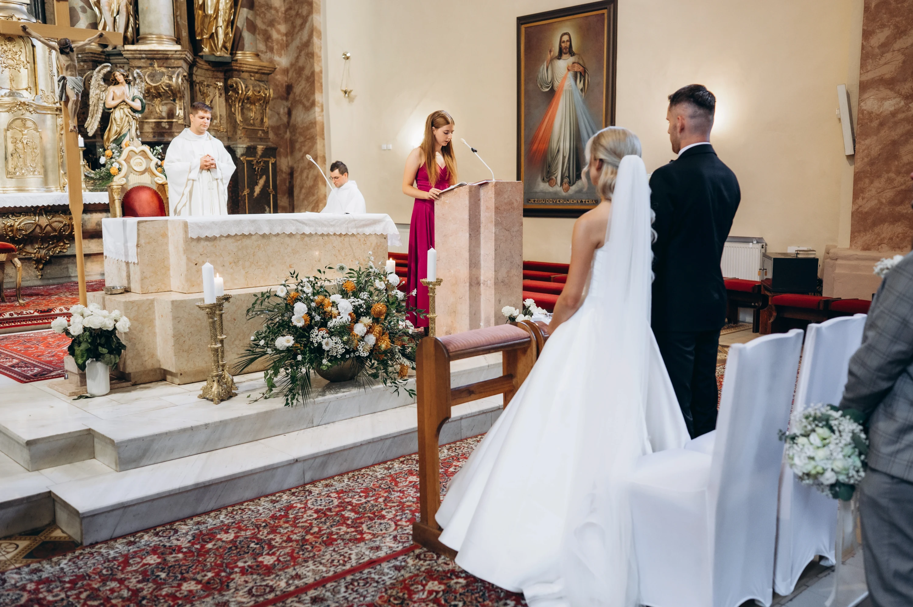 Nevesta a ženích pri oltári v kostole.