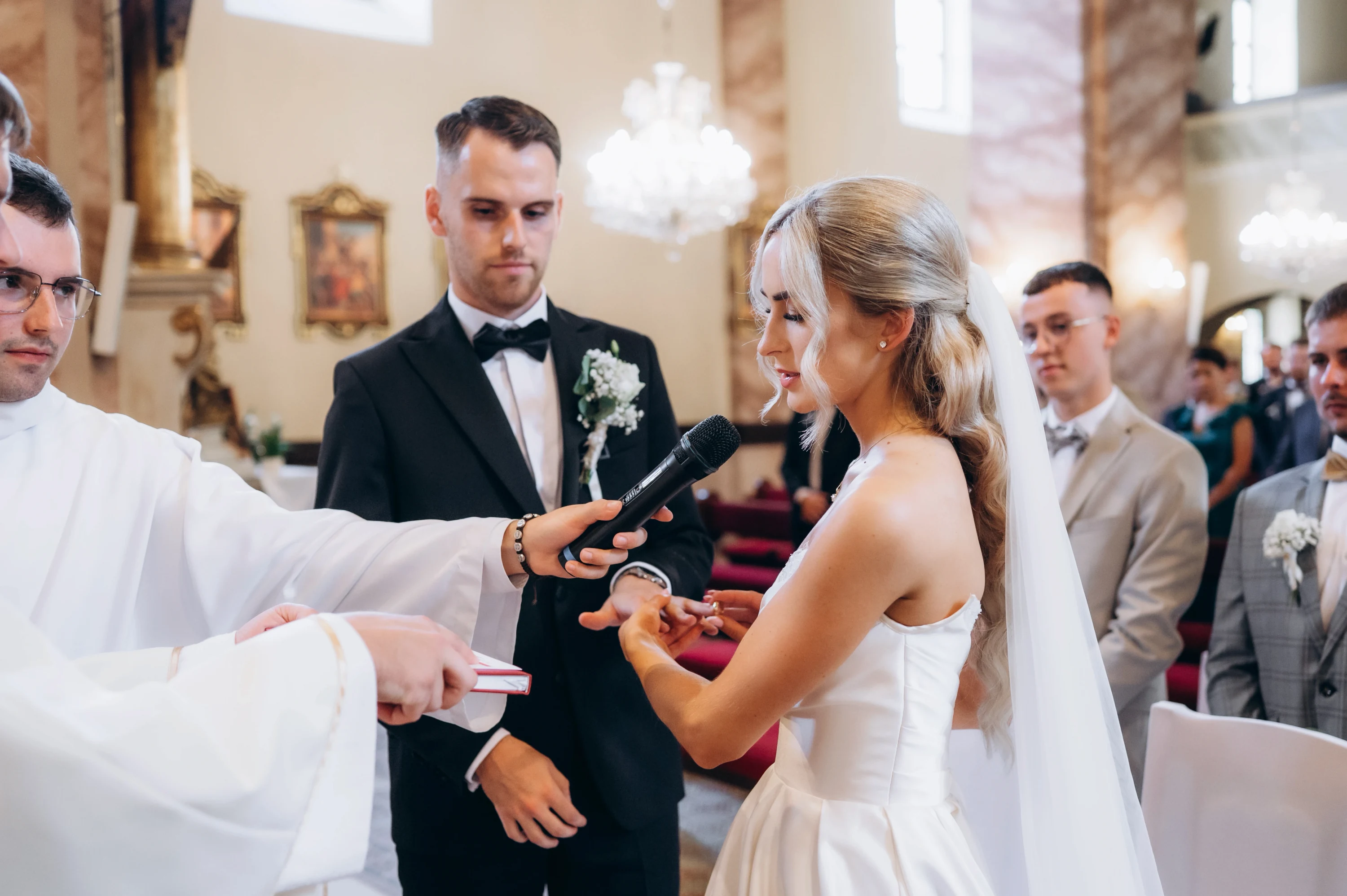 Katarína a Matej v profile s pokojným pohľadom do diaľky.