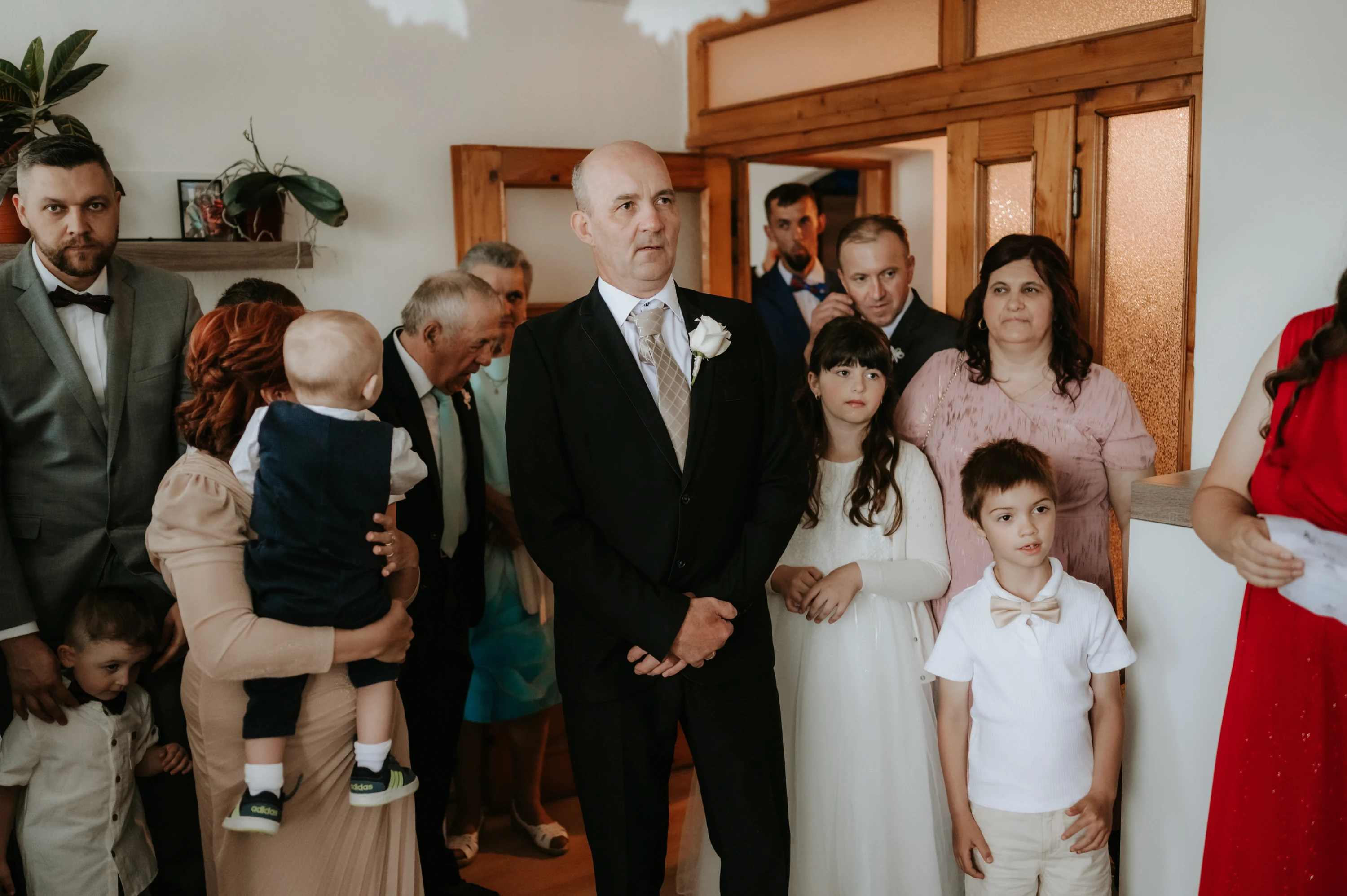 Skupinová fotografia rodiny pred svadbou v interiéri domu.