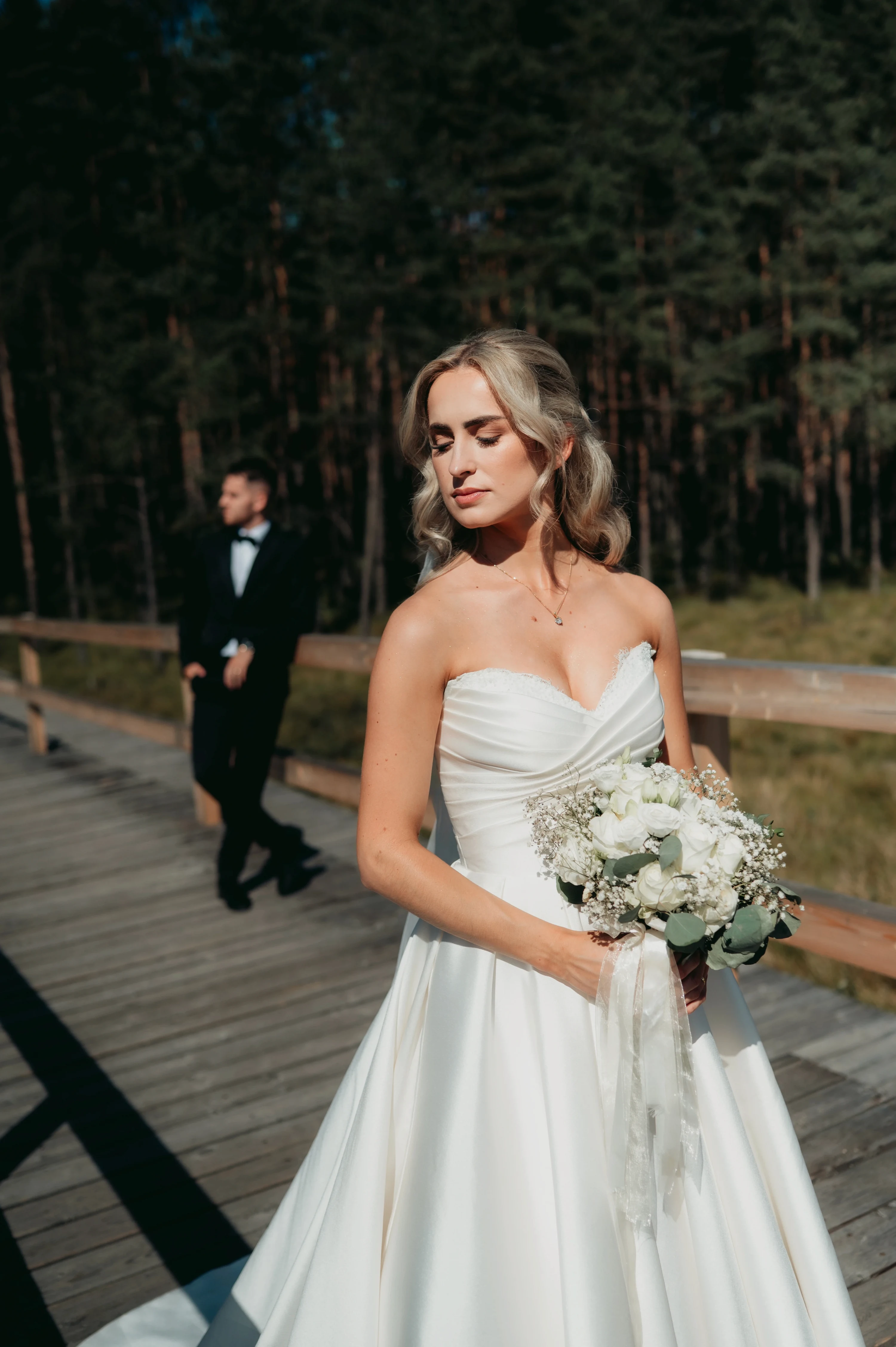 Katarína a Matej v svadobných šatoch s priamo pohľadom do fotoaparátu.