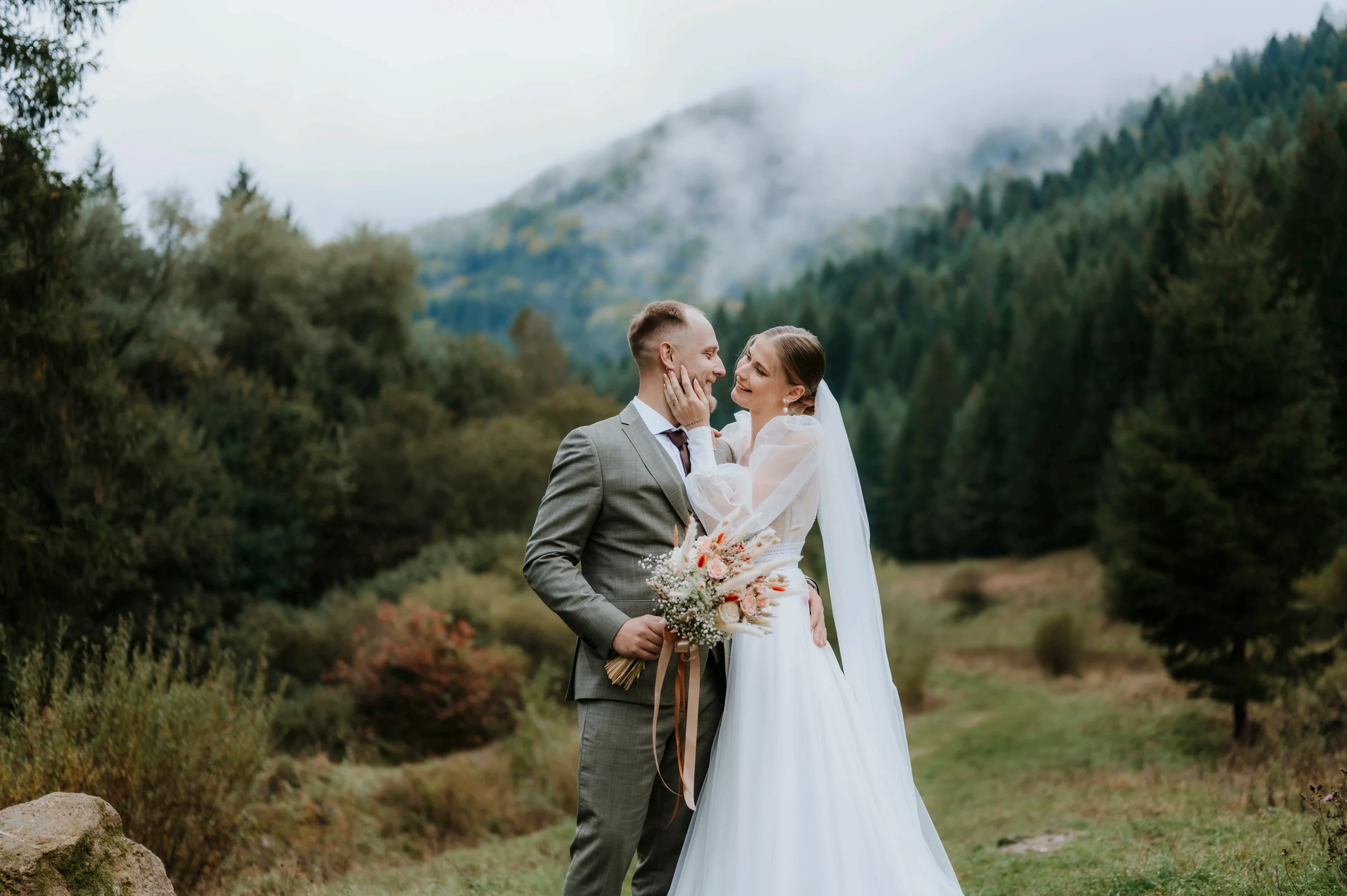 Svadobná fotografia páru v krásnej prírode Oravy. Svadobná fotografka Eva Paldiová zachytáva emócie v Tvrdošíne, Dolnom Kubíne, Trstenej a Námestove.