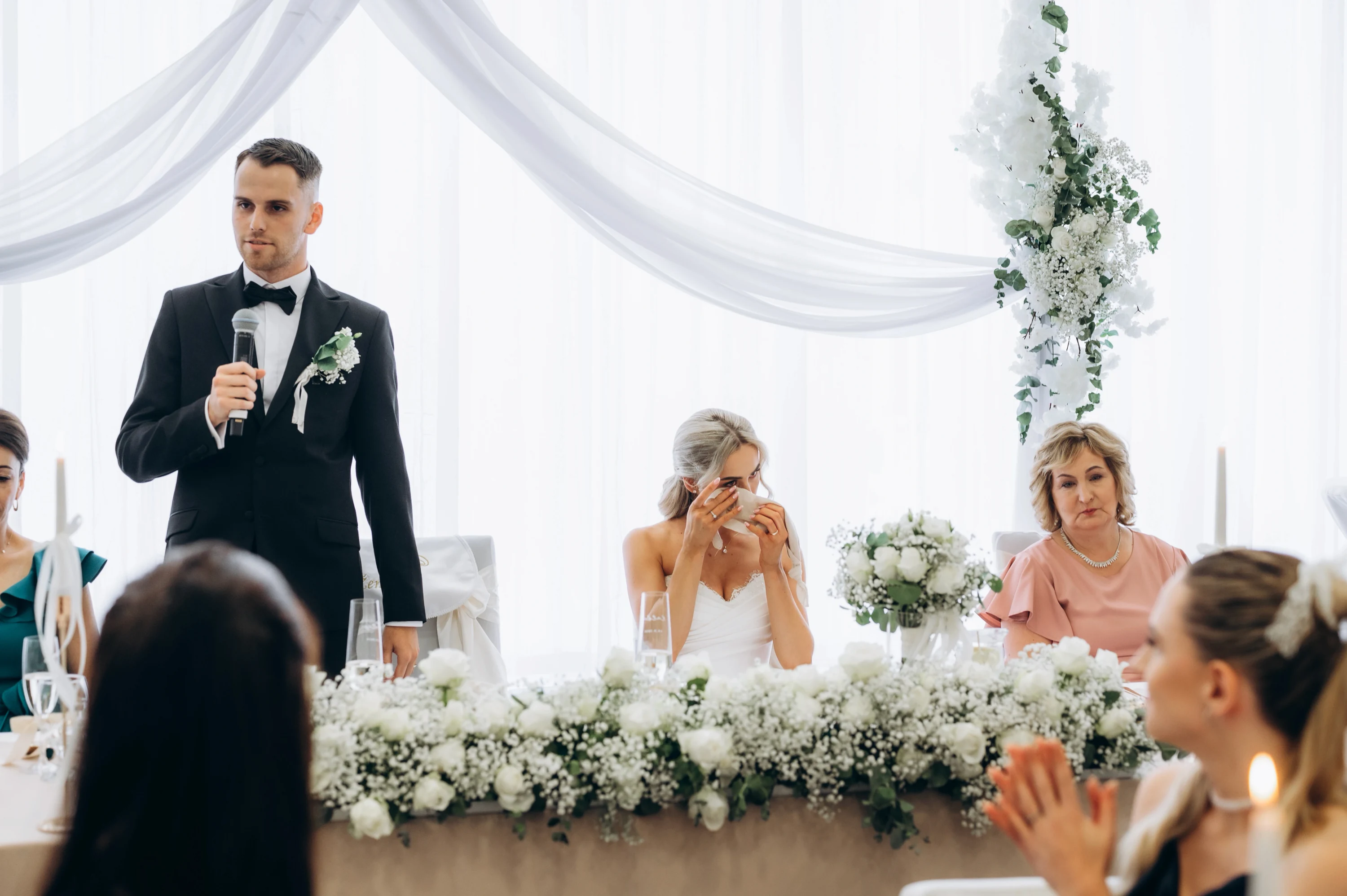Katarína a Matej záber na tvár v svadobných šatoch s emóciou.