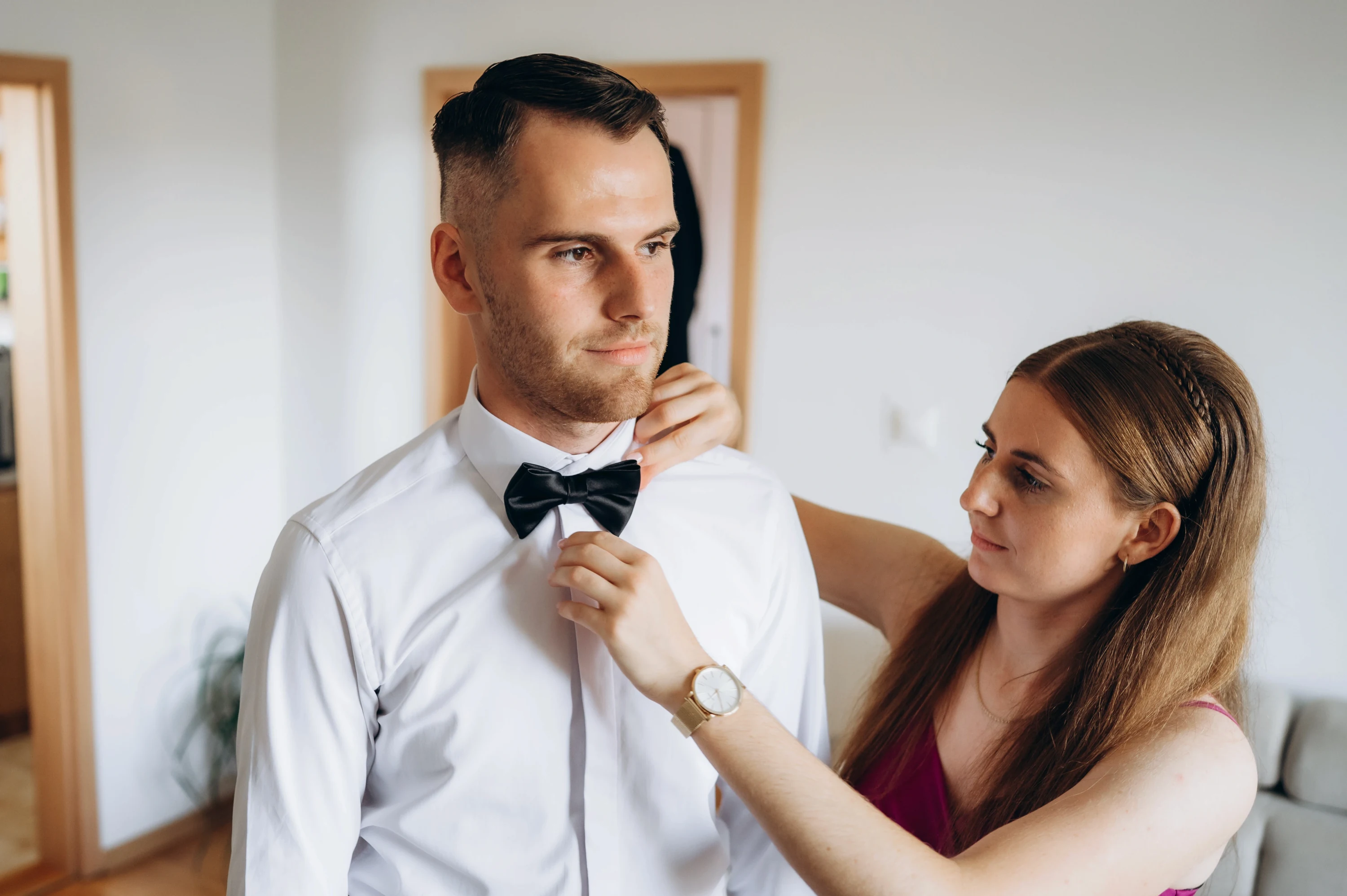 Katarína a Matej romantické objatie v teplom svetle.