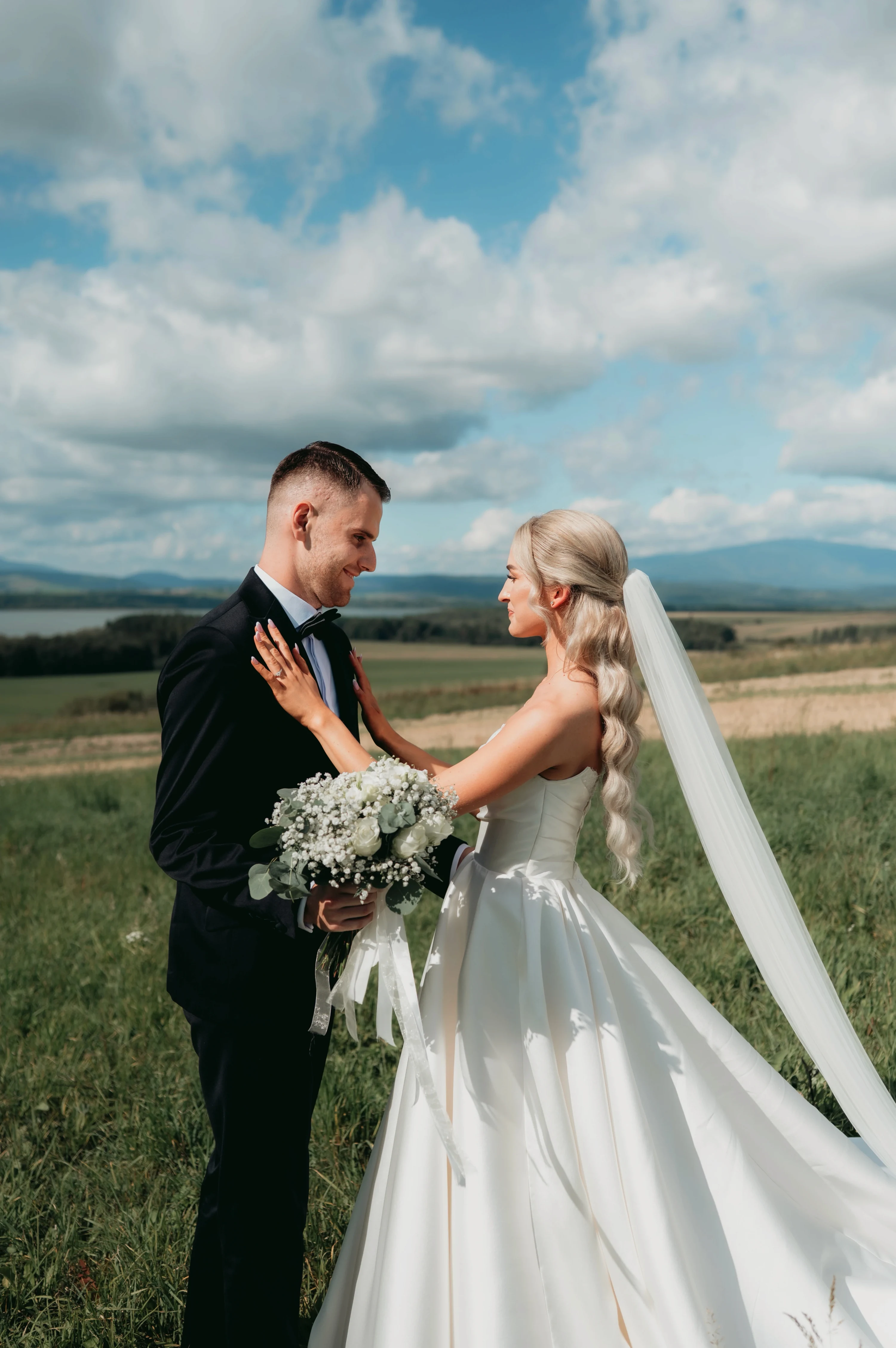Katarína a Matej hľadá svoju nevesetu pohľadom s emóciou a láskou.
