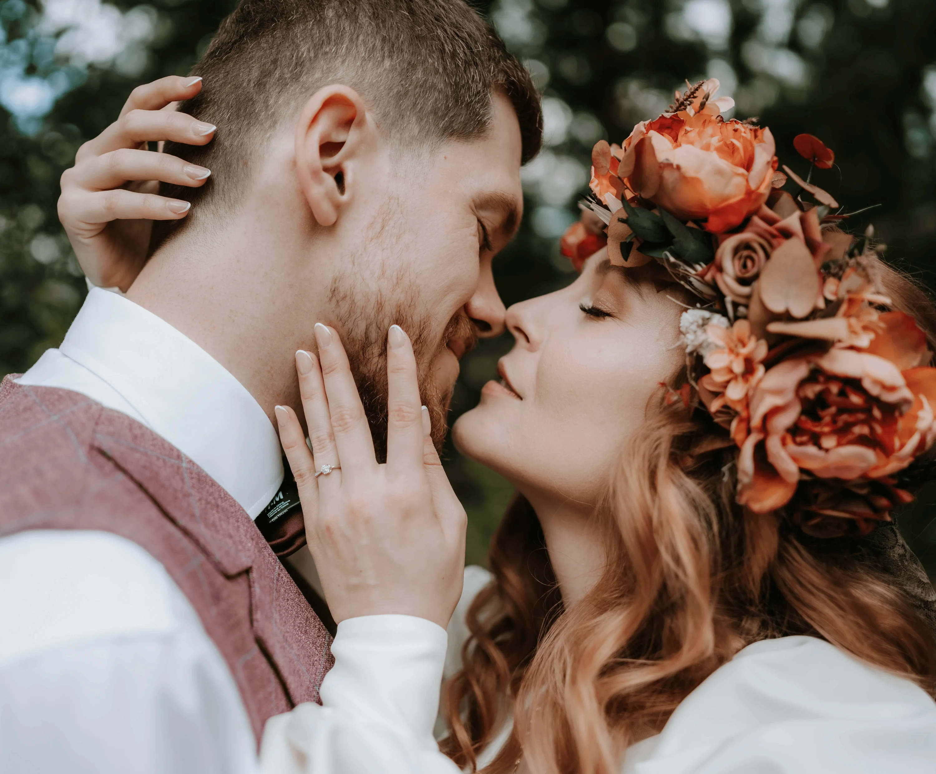 Intímny moment novomanželov v objatí. Svadobná fotografka Eva Paldiová dodáva vášnivé svadobné fotografie Orava, Tvrdošín, Dolný Kubín, Trstená, Námestovo.