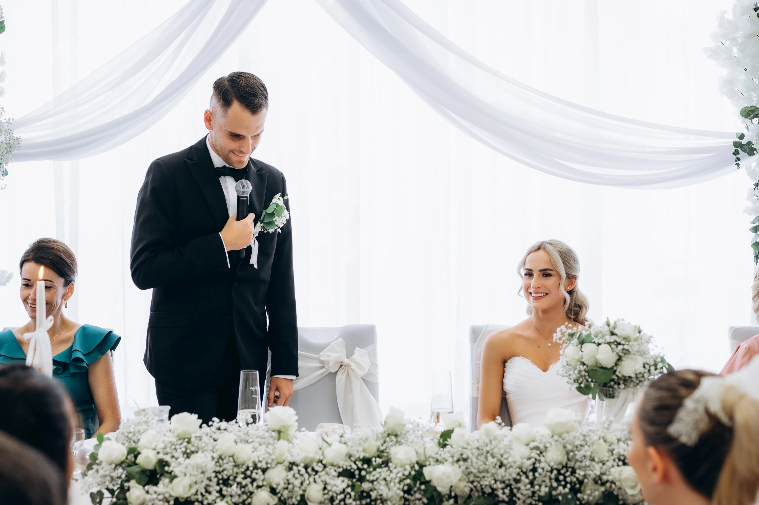 Ženích hovorí na recepcii s mikrofónom.