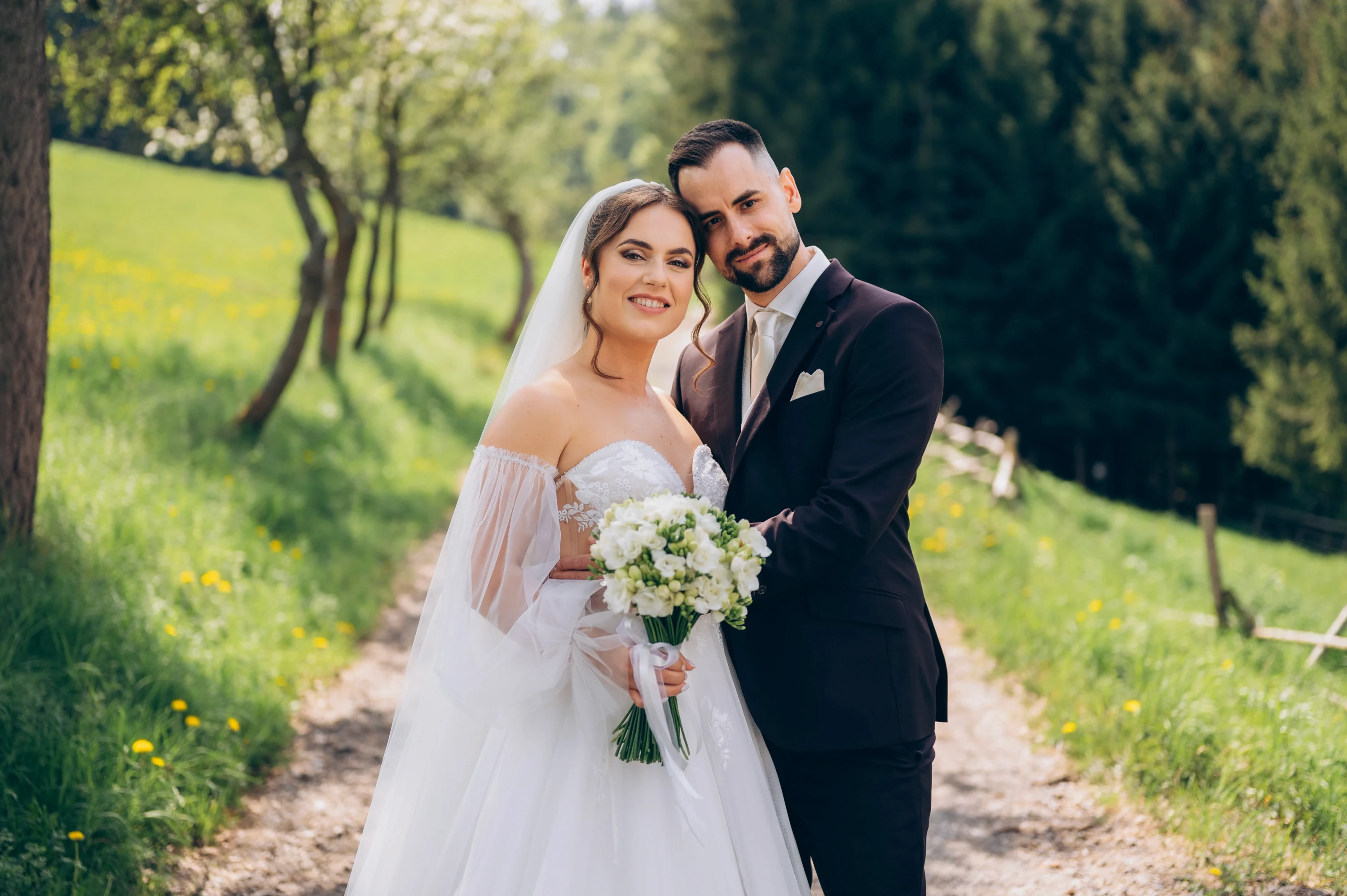 Romantické fotografovanie novomanželov v parku.