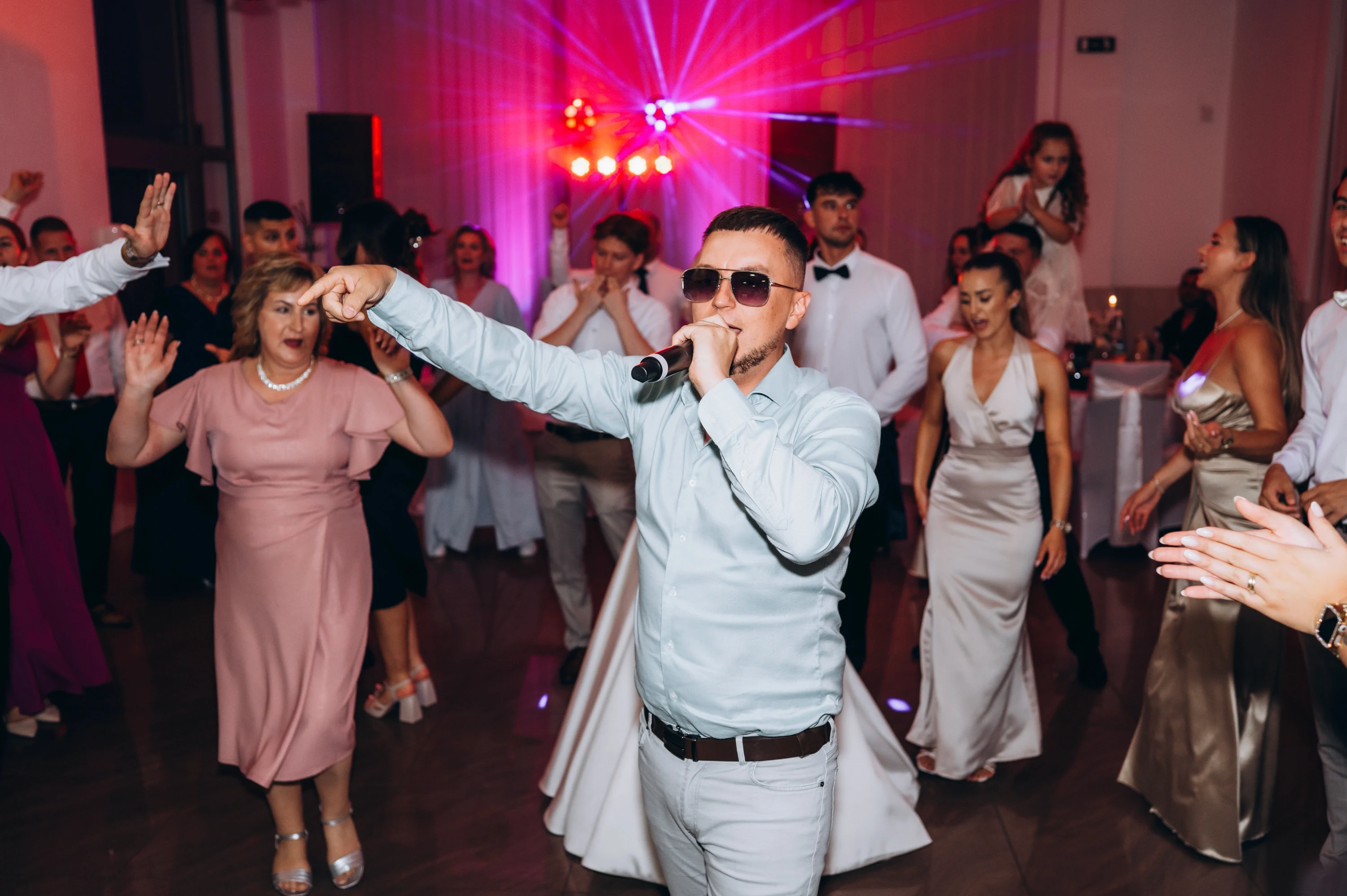 Katarína a Matej spolu sedajú na kamenoch pri vode.